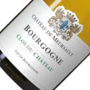 Bourgogne Blanc Clos du Chateau / Ch. de Meursault 新オーナーによる改革によって生まれ変わった伝統あるシャトー。最高レベルのワイン造りによって、2012年以降は「ブルゴーニュの隠れたダークホース」と評される。シャトーを取り囲む樹齢35～40年のブドウを使用。表現力豊かで、フローラルなノートから桃や黄色いプラムといったより熟したアロマへと変わっていく。 タイプ：白ワイン 産地：フランス / ブルゴーニュ 主要ブドウ品種：シャルドネ フレッシュで丸みのある口当たりに、デリケートな樽のニュアンスが加わり、バランスのとれた非常に心地良い余韻につながる。 タイプ：白ワイン セパージュ：シャルドネ100% ヴィンテージ：2021 容量：750ml 熟成方法：バリックで発酵、12ヶ月(新樽25%)熟成。新オーナーによる改革によって生まれ変わった伝統あるシャトー。最高レベルのワイン造りによって、2012年以降は「ブルゴーニュの隠れたダークホース」と評される。シャトーを取り囲む樹齢35～40年のブドウを使用。表現力豊かで、フローラルなノートから桃や黄色いプラムといったより熟したアロマへと変わっていく。 フレッシュで丸みのある口当たりに、デリケートな樽のニュアンスが加わり、バランスのとれた非常に心地良い余韻につながる。 生産者の概要 変化のきっかけは、2012年にフランスの著名な資産家であり世界2位の流通企業カルフールの筆頭株主でもあるアレイ・ファミリー直系のオリヴィエ・アレイが新オーナーに就任したことである。彼はその潤沢な資金をもとに大きな改革を行った。まずブシャール・ペール・エ・フィスのCEOを務めたステファン・フォランを、ドメーヌの総指揮をとる新ディレクターに引き入れた。その後、今まで使用していた樽を一掃し、樽メーカーをタランソー、フランソワ・フレール、セガン・モローのみに変更、3年以上経過した樽の使用をやめた。続いてブルゴーニュにまだ3台しかない最新の光学式選果台を導入。 こうした短期間での品質の向上は見逃されるはずもなく、「2012年以前のワインとは全く別物。目を見張るほどの素晴らしいワインが存在する(WA誌)」、「以前は衰弱していたが、2012年以降赤も白も印象的な品揃え(アラン・メドー)」、「ブルゴーニュの隠れたダークホース(ジャンシス・ロビンソン)」と各評価誌から称賛を受けている。