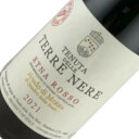 Etna Rosso Feudo di Mezzo / Terre Nere エトナの持つ多様性に気づき、初めてその表現に取り組んだエトナを代表する生産者。エトナ山の50万年以上に渡る噴火活動の結果、非常に多様で特殊な土壌を得たこの一帯は、ブルゴーニュ地方の土壌に良く似ている。北側斜面の標高600mほどにあるコントラーダ、フェウド・ディ・メッツォのブドウを使用。 タイプ：赤ワイン 産地：イタリア / シチリア / 主要ブドウ品種：ネレッロ・マスカレーゼ 火山灰豊富な浅い土壌で、最も気温も高くなる区画のため果実が柔らかく大らかに表れやすく、ほのかなスパイスのヒントを備えながらも最も近づきやすい滑らかさを持ったワインとなる。 タイプ：赤ワイン セパージュ：ネレッロ・マスカレーゼ100% ヴィンテージ：2021 容量：750ml 熟成方法：フレンチオークのバリックとトノーで発酵、木樽で14ヶ月熟成後、ステンレスタンクで1ヶ月熟成。エトナの持つ多様性に気づき、初めてその表現に取り組んだエトナを代表する生産者。エトナ山の50万年以上に渡る噴火活動の結果、非常に多様で特殊な土壌を得たこの一帯は、ブルゴーニュ地方の土壌に良く似ている。北側斜面の標高600mほどにあるコントラーダ、フェウド・ディ・メッツォのブドウを使用。 火山灰豊富な浅い土壌で、最も気温も高くなる区画のため果実が柔らかく大らかに表れやすく、ほのかなスパイスのヒントを備えながらも最も近づきやすい滑らかさを持ったワインとなる。 最適な栽培環境 ヨーロッパ最大の活火山として有名なエトナ山、その麓には真っ黒な溶岩に覆われた部分と緑の草原の部分のコントラストが興味深い肥沃な大地が広がっており、はるか紀元前の昔から土着のブドウが栽培されてきた歴史を持つ。ワインとしてもシチリアで最も早くDOCに認められたこの地エトナだが、90年代にバローロボーイズを率い、近代的なアプローチを持ち込むことでその当時世界市場から置き去りにされていたバローロの人気・知名度を再復興させた最大の立役者マルコ・ディ・グラツィアがこの地に興したのがテッレ・ネーレである。 ワイナリーの信念は明確で「それぞれのテロワールが持つ様々な特徴をできるだけピュアに表現すること」であり、それはつまりこの古代からの火山地帯の「小宇宙」とも呼ぶべき多面的な個性を、常に敬意と配慮を持った賢明な農作業によって表現することとしている。そのため2002年の設立当初からオーガニック栽培を採用しており、畑作業において最高の質のブドウを得るための努力を何よりも最優先に行い、そうして得られた最高の質のブドウを活かすべく醸造面においてはできる限り余計な介入を避け、ブドウの育ったテロワールをそのまま表現することに心血を注ぎ続けているのだ。その姿勢は設立から20年以上経って国際的な注目がエトナに集まるようになった今でも変わらず継続されており、今後もこの産地を代表する生産者であり続けることは間違いないだろう。