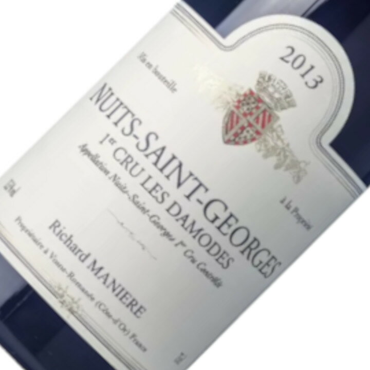 Nuits St. Georges 1er Cru Damodes / ManierePere et Fille 残り1本。早い者勝ちです。「畑で生まれ、畑で死ぬ」という生粋のヴィニュロンによる、フランス国外への流通は僅かな幻のワイン。「熟成力のある凝縮したリッチなブルゴーニュを手掛ける、非常に優れた、時として卓越した生産者」と謳われるパーカー4ツ星生産者。DRC社が切望するエシェゾーの区画『プーライエール』の中央部分の畑を所有。 タイプ：赤ワイン 産地：フランス / ブルゴーニュ 主要ブドウ品種：ピノ・ノワール 樹齢約40年。ヴォーヌ・ロマネに隣接するダモードは、ニュイ・サン・ジョルジュのプルミエの中で最も標高が高く、細かな砂利の表土を持つ土壌から繊細で優美なワインが生まれる。広がりのある滑らかな果実にしっかりとした酸のストラクチャー。口蓋を駆け抜ける甘酸っぱい果実が余韻にも長く漂う。 タイプ：赤ワイン セパージュ：ピノ・ノワール100% ヴィンテージ：2021 容量：750ml 熟成方法：ステンレスタンクで発酵、バリック18ヶ月(新樽60%)。残り1本。早い者勝ちです。「畑で生まれ、畑で死ぬ」という生粋のヴィニュロンによる、フランス国外への流通は僅かな幻のワイン。「熟成力のある凝縮したリッチなブルゴーニュを手掛ける、非常に優れた、時として卓越した生産者」と謳われるパーカー4ツ星生産者。DRC社が切望するエシェゾーの区画『プーライエール』の中央部分の畑を所有。 樹齢約40年。ヴォーヌ・ロマネに隣接するダモードは、ニュイ・サン・ジョルジュのプルミエの中で最も標高が高く、細かな砂利の表土を持つ土壌から繊細で優美なワインが生まれる。広がりのある滑らかな果実にしっかりとした酸のストラクチャー。口蓋を駆け抜ける甘酸っぱい果実が余韻にも長く漂う。 生産者の概要 ドメーヌ・マニエールは、1795年からヴォーヌ・ロマネの村の中心に構える歴史ある造り手だ。現当主のリシャール・マニエールで5代目となる。先代の頃はマニエール・ノワロ名義でワインを手掛けており、ロバート・パーカーからは、「熟成力のある凝縮したリッチなブルゴーニュを手掛ける」というコメントともに4ツ星評価を得ている。因みにノワロはリシャールの母方の家系で、この一族はヴォーヌ・ロマネ最大の土地の所有者のひとりだった。10haの所有畑は本拠地ヴォーヌ・ロマネを中心に、南はニュイ・サン・ジョルジュから北はフィサンまで広がり、古樹の畑を多く所有する。そのラインナップは素晴らしく、グランクリュのエシェゾーをはじめ、ヴォーヌ・ロマネ屈指のプルミエクリュであるレ・スショや、ニュイ・サン・ジョルジュを代表するプルミエクリュ、オー・ブドやレ・ダモードを先祖代々受け継いできた。特に、先々代が手に入れたエシェゾーは、このアペラシオン最上の区画とされるレ・プーライエールのほぼ中央と、絶好のロケーションを誇る。ドメーヌ・ド・ラ・ロマネ・コンティの所有区画に両サイドを挟まれているため、同社からドメーヌ対し5年おきに畑の交換が持ちかけられるそうだが、ロマネ・コンティ社が交換を打診する区画は、面積は大きいもののレ・プーライエールの北端にあり、畑としては劣るため、その要望に応じるつもりはないという。 優れた畑と評価がある一方、これまで無名の存在だったのは、ワインの大半をネゴシアンにバルク売りしており、ドメーヌの名を冠したワインが市場に出ることが絶対的に少なかったからだ。しかし、そのクオリティに感銘を受けたブルゴーニュのワイン商が「絶対に元詰めをしてドメーヌの名前でワインを世に出すべきだ」と、リシャールを説得。ようやく元詰め本数は増えたものの、その内9割がフランス国内で消費されてしまうため、国外で彼のワインに出会う機会は非常に稀である。