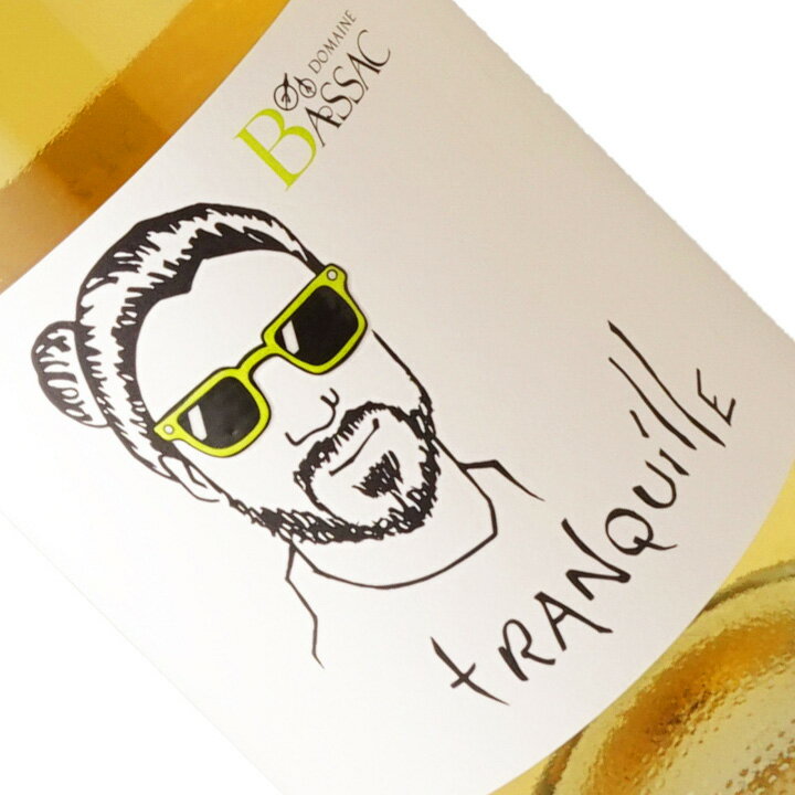 Tranquille Blanc / Domaine Bassac 「トランキル」とは・・フランス語で「肩肘張らずに気楽にいこうよ！」という意味合いです。ルイ氏が日本のワインラヴァー達に捧げる、軽快ながらも良質な葡萄の果実がはじける白ワイン。ラングドックの自社畑で採れた3品種をルイ氏自らの感性でアッサンブラージュしました。 タイプ：白ワイン 産地：フランス / ラングドック・ルーション / 主要ブドウ品種：ソーヴィニョン・ブラン ソーヴィニョンブランの爽快さとグルナッシュブランの程よい厚み、ミュスカの香りがアクセントになっています。 タイプ：白ワイン セパージュ：ソーヴィニヨン・ブラン50％、グルナッシュ・ブラン45％、ミュスカ5％ ヴィンテージ：2022 容量：750ml 熟成方法：「トランキル」とは・・フランス語で「肩肘張らずに気楽にいこうよ！」という意味合いです。ルイ氏が日本のワインラヴァー達に捧げる、軽快ながらも良質な葡萄の果実がはじける白ワイン。ラングドックの自社畑で採れた3品種をルイ氏自らの感性でアッサンブラージュしました。 ソーヴィニョンブランの爽快さとグルナッシュブランの程よい厚み、ミュスカの香りがアクセントになっています。 生産者の概要 ドメーヌ・バサックは、ベジエの街から直線距離で北へ約10キロの村、ピュイサリコン(Puisalicon)にあります。この村の人口は900人あまりで、ほとんどの住民がワイン造りにかかわっています。バサックはこの地に80haを所有し、様々な葡萄品種を手掛けております。この造り手の歴史は非常に古く、150年前までは蒸留酒（マール）を生産していました。しかし鉄道の発達がきっかけで遠方へもワインを販売できるようになり、ワイン生産を開始しました。ドメーヌを訪ねると、蒸留酒の熱源から出た150年前のススが壁に残っており、この造り手の歴史を偲ばせます。また、このエリアは「ベジエ台地」内に属し、北へ行くたびに標高が高くなり、最高で100mに近い緩やかな広陵を見せる台地になります。降雨量は年間700mm前後で、土壌的には泥灰土、石灰石の堆積層が中心になります。 「親日派」の生産者 そのような環境下の中、現在このドメーヌを任されているのは9代目にあたる1989年生まれの醸造家、ルイ氏。南仏の豊かな自然が表れたストレスの無いピュアなワイン造りを得意としています。また、彼はかなりの「親日派」で、日本語も堪能です。