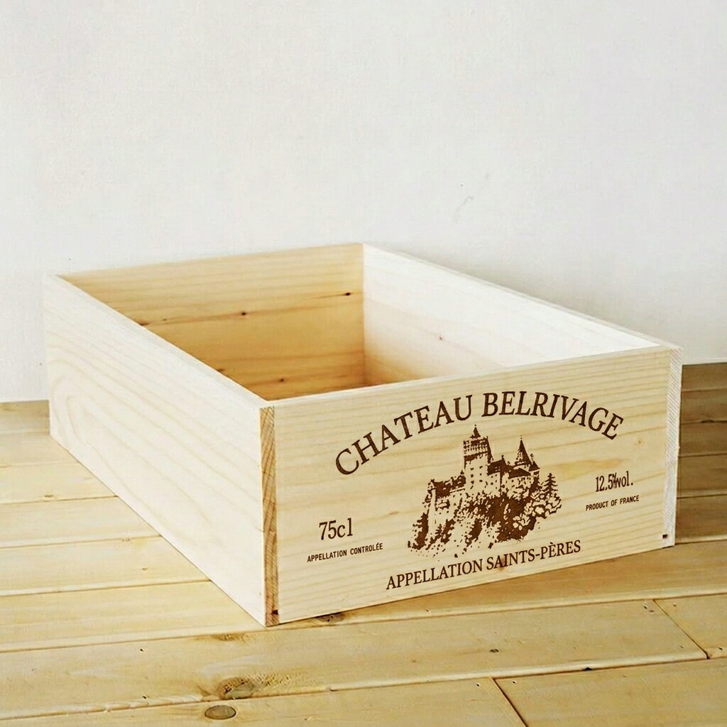 北海道の工場で製作しています。 「シンプルが一番使いやすい。」 片付け、ディスプレイ、どこでも使えるBOXです。 リビングの片隅に置いておくだけでお部屋のインテリア小物としても◎ 新聞や雑誌類の整頓にもちょうど良いサイズです。 新聞を入れる場合は8つ折りで入ります。 ■商品サイズ 外寸 約 横幅283×奥行410×高さ130mm 内寸 約 横幅265×奥行392×高さ120mm （天然の木材を使用しているため多少の誤差が出る場合があります） ■材質 天然のパイン材（北海道産）を使用しているため、節や木目、色合いなどが1つ1つ違います。底板は合板を使用。 ■仕様 オシャレなシャトー柄のプリントは写真の面とその裏側の2面に入っています。