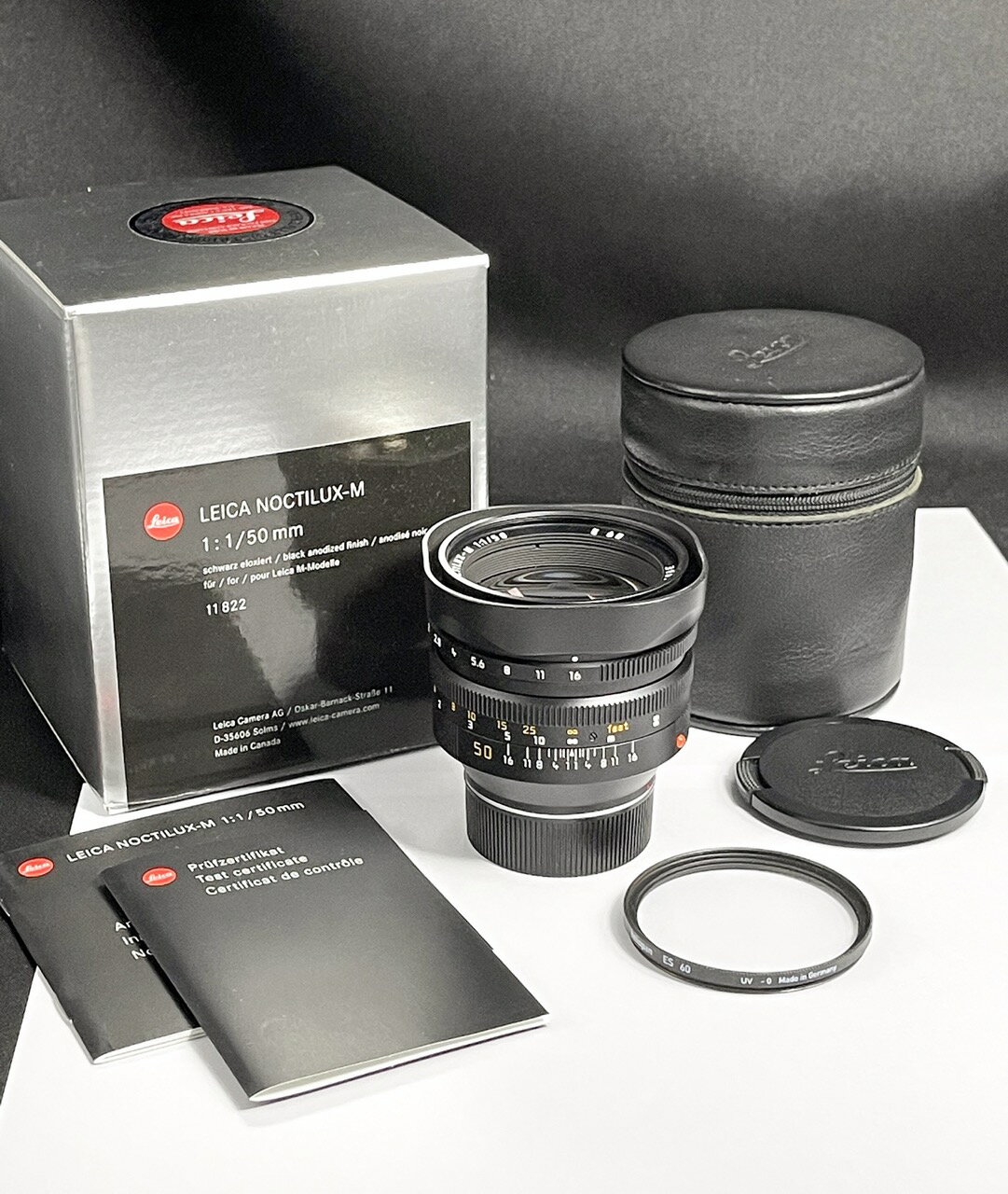 【新同品　コレクション】ライカ ノクティルックス　Leica Noctilux-m 50/1.0 E60 398万番台 #HK9458 【外観】新同品、未使用品。 【光学系】サビ、劣化、くもり、カビ、キズ、バルサムなどもなくクリアです。 【動作】ピントリング・絞り動作確認済み、検品済み、問題となる箇所ありません、現商品の写真をできるだけ載せましたのでどうぞご覧くださいませ。ご不明な点はお気軽いにご質問ください。 【付属品】フード、保証書、ケース、Heliopan - UVフィルター、前後キャップ、写真に写っているものが全てです。 【注意事項】■この商品は当店香港支店に在庫しております、ご注文した場合、入金が確認できてから商品到着まで、1週間ほどお時間をいただく場合がございます。予めご了承ください。 　　　　　　■当社仕事の都合にてご連絡に1日ほどかかることがあります。 　　　　　　■画像にてご判断の上ノークレイム、ノーリターンにてお願いいたします。 　　　　　　■商品発送後の破損、その他の不備につきましては、誠意を持って対応させていただきますので、お手数ですが、お電話でご連絡ください。いきなり悪い評価は、なさらないでください。どうぞ宜しくお願い致します。 【発送詳細】■送料無料 