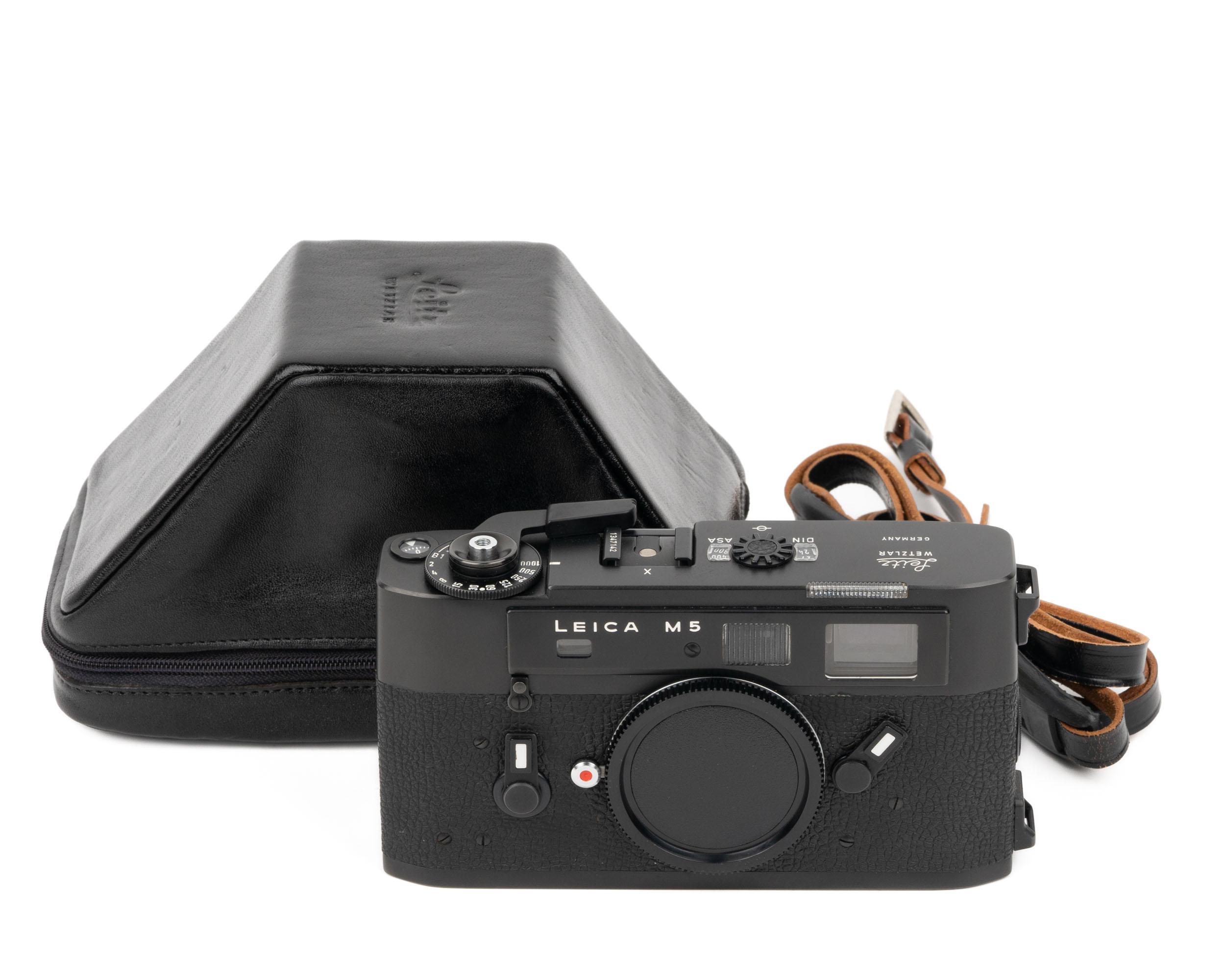 【美品】leica/ライカ M5 フィルムカメラボディ 2点吊 前期134万番 ブラッククローム #jp27975 【外観】 使用感や痕跡が少ない美品です。 【光学系】 経年に伴い、ファインダーの内部に軽微なホコリがございますが、見え方はク...