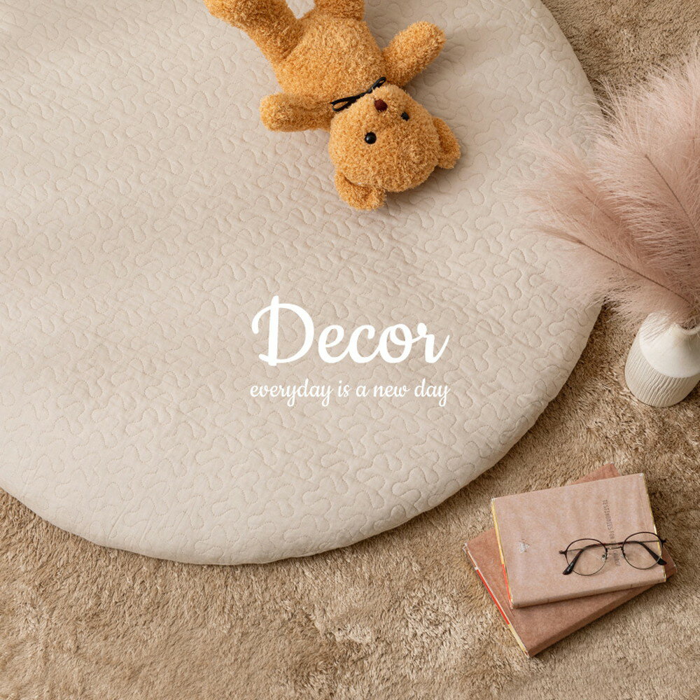 コットン100％で赤ちゃんの肌にもやさしく、まるいフォルムがかわいいベビーマット。 赤ちゃんのお昼寝やおむつ交換、プレイマットとしてなどマルチに活躍！ 程よい厚みと硬さで使いやすく、カバーは取り外して洗濯できるため汚れても安心、いつも清潔に...