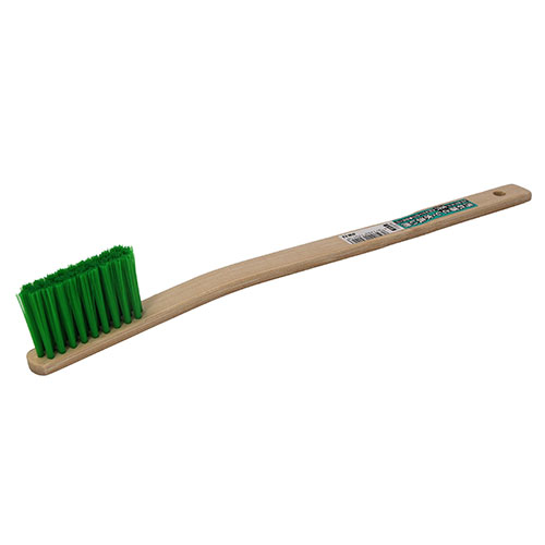 既存品よりも毛を植え込む穴サイズを大きくし、毛量を増やしたブラシです。 汚れ落とし・水洗いに。 柄が適度に曲がっているため、平面だけではなく、曲面などにも使いやすい形状です。 毛が抜けにくいよう、平線植え込みタイプを採用しています。 毛丈が、約35mmになった毛長仕様です。サイズ：幅17×高さ318×奥行42mm重量：38g 毛材：ナイロン 毛丈：約35mm 穴数：3行×9列