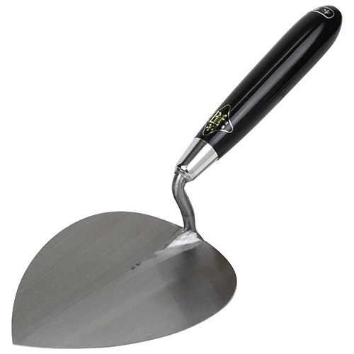 職人仕様の本焼きレンガ鏝です。レンガ積み用鏝レンガ積み、タイル貼り、モルタル塗り専用の鏝です。モルタルをすくいやすい形状です。●鏝板サイズ(約)：幅150×長さ170mm●本焼き仕様●鏝板：鋼(55C)●柄首：鉄●柄：木材作業箇所にあったコテを使用ください。柄及びコテ身にガタツキがある場合は使用しないでください。作業が終わったらすぐに使った道具を水洗いして下さい。※コテが傷む恐れがありますので、保管の際は本体上に重量物を乗せないで下さい。サイズ：幅150mm×高さ335mm×奥行110mm重量：285g