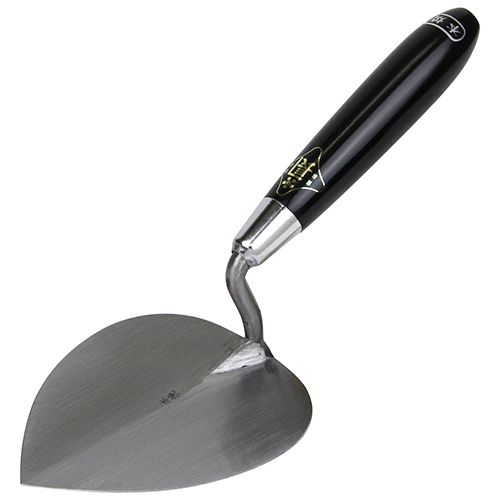 職人仕様の本焼きレンガ鏝です。レンガ積み用鏝レンガ積み、タイル貼り、モルタル塗り専用の鏝です。モルタルをすくいやすい形状です。●鏝板サイズ(約)：幅120×長さ140mm●本焼き仕様●鏝板：鋼(55C)●柄首：鉄●柄：木材作業箇所にあったコテを使用ください。柄及びコテ身にガタツキがある場合は使用しないでください。作業が終わったらすぐに使った道具を水洗いして下さい。※コテが傷む恐れがありますので、保管の際は本体上に重量物を乗せないで下さい。サイズ：幅120mm×高さ300mm×奥行90mm重量：228g