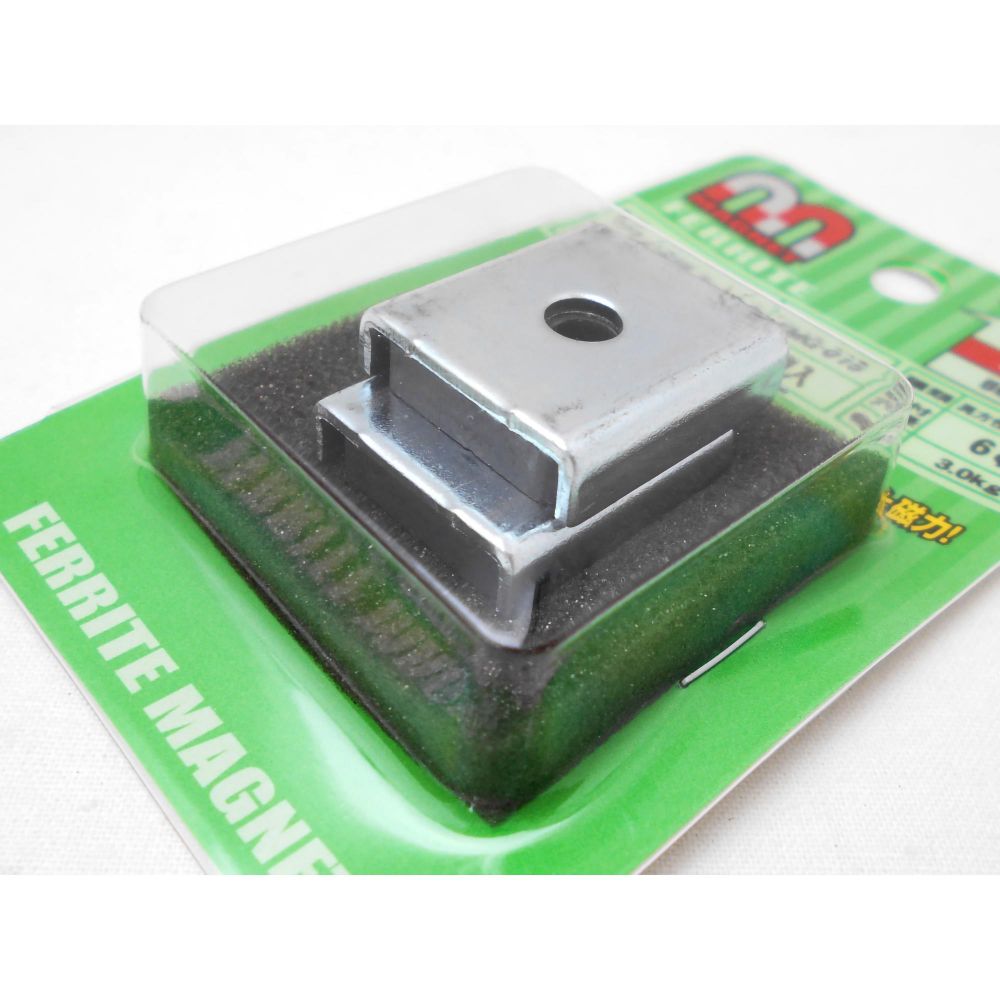 ホームセンターブリコの【メール便可】WAKI 和気産業 マグネット異方性 ヨーク付 角 25.5mm×23.5mm×6.5mm 2個入 FMG-015｜アングル2