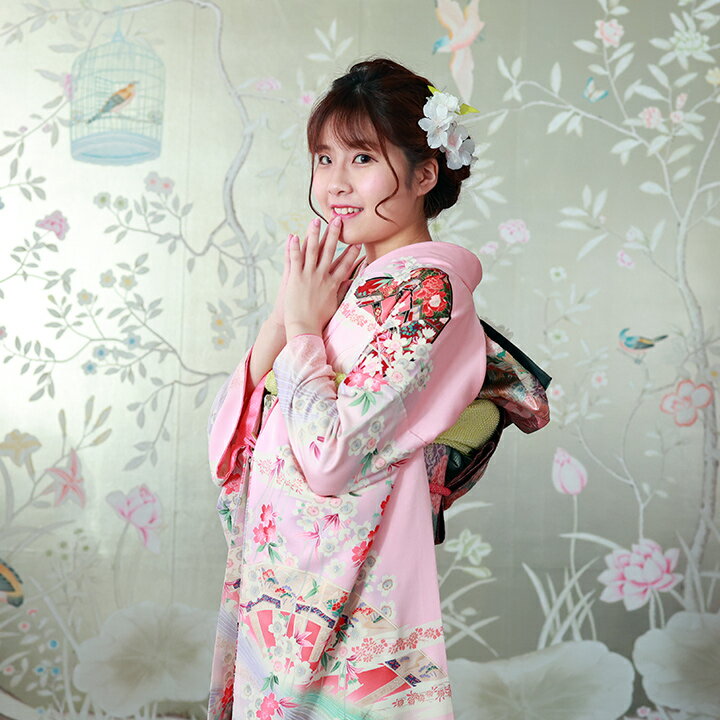 ●こちらの振袖は、レンタル商品です。 ●申し訳ございませんが、ご注文頂いても利用日の予約状況によってはご利用頂けない場合もございます。 ●フリーダイヤルまたはメールで、事前に予約状況をお問い合わせ頂く事も可能です。 ●レンタル商品はご利用日の5日前に発送し、4日前のお届け予定です。（予約状況やお届けの地域によっては3日前の到着になる場合もございます。） ●ご利用日の翌日に、ご返送下さい。（延長利用の場合を除く） ●返送の際は、商品と同封の着払い伝票で簡単に返送できます。 ●北海道と沖縄および離島は、＋1.100円（税込）の送料を申し受けます。 ●詳しくはレンタルガイドもご覧ください。 追　加　送　料　表（ご注文後、下記の送料が加算されます） 北海道 沖縄 離島 1,100円（税込） 1,100円（税込） 1,100円（税込）成人式 振袖 フルセット レンタル 【商品名】 レンタル　成人式　振袖 【品　番】 FS-847 【品　質】 高級正絹 【特　徴】 淡いピンクの生地にさらさらと流れる流水文様を描き満開の桜の花が華やかな振袖です。 桜の間からは御所車の車輪を図案化した「源氏車」の片車輪が美しい絵柄をつけて描かれています。源氏絵巻に多く登場する事からこの名前が付けられています。 高級正絹の振袖は高級感があり、着付けが美しく着崩れしにくい上質な着心地に加えて、一目でわかるシルク独特の美しい艶と光沢のある高級振袖です。 振袖の他に、着付け小物や草履バックまで揃ったフルセットレンタルですので、手ぶらで振袖をご利用いただけます。（補正が必要になる場合がございます。着付けをされる美容師さんにお尋ね下さい） ネットからの簡単予約で振袖が自宅に届いて、利用後は同梱の送り状を使ってそのまま簡単に返却できます。 着物以外の帯や小物などは当店スタッフがコーディネート致します。モデル着用の帯・小物とは異なる場合がございます。 【商品内容】 中振袖　/　帯　/　長襦袢　/　着付小物（帯揚/帯締/腰紐/帯枕/前板/コーリンベルト/伊達締/衿芯/重衿/三重紐）　/　草履　/　バッグ　※肌襦袢、足袋はセット内容に含まれていません。　肌襦袢、足袋が必要な方は購入時にサイズを選択してご注文下さい。 ※ショールは無料でお付けいたします。　 選択項目にてレンタル要・不要を選択下さい。 【サイズ】 身長 約148cm 〜 163cm 前後身丈：166　/　裄：66　/　袖丈：105　/　前幅：25　/　後幅：31 【ご利用日】 予約状況を確認いたしますので、必ずご利用日をご入力してください。 ※1月のご利用は39.800円となります。 (その他の月は12.800円)