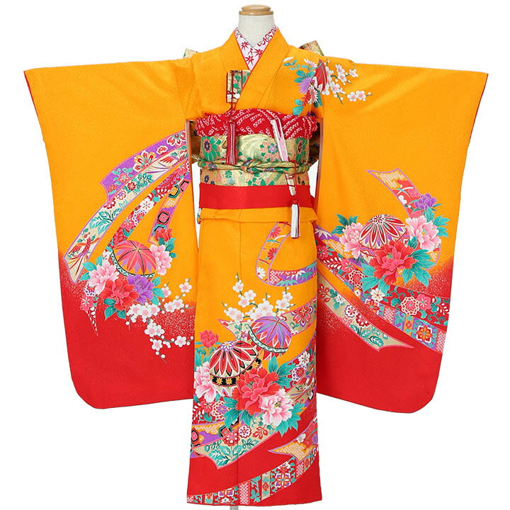 ●こちらの着物は、レンタル商品です。 ●申し訳ございませんが、ご注文頂いても利用日の予約状況によってはご利用頂けない場合もございます。 ●フリーダイヤルまたはメールで、事前に予約状況をお問い合わせ頂く事も可能です。 ●レンタル商品はご利用日の5日前に発送し、4日前のお届け予定です。（予約状況やお届けの地域によっては3日前の到着になる場合もございます。） ●ご利用日の翌日には必ずご返送下さい。（延長利用の場合を除く） ●返送の際は、商品と同封の着払い伝票で簡単に返送できます。 ●北海道と沖縄および離島は、＋1.000円（税別）の送料を申し受けます。 ●詳しくはレンタルガイドをご覧ください。 追　加　送　料　表（ご注文後、下記の送料が加算されます） 北海道 沖縄 離島 1,000円（税別） 1,000円（税別） 1,000円（税別）【商品名】 レンタル　七五三　七歳　着物 【品　番】 MA-7572 【商品内容】 着物　/　結び帯　/　長襦袢　/　着付小物（帯揚/帯締/抱帯/筥迫/扇子/腰紐/前板/足袋）　/　草履　/　バッグ　/　髪飾り ※帯や小物は、着物に合わせて当社でセレクトしてお送りします。 【特　徴】 深黄色が一際鮮やかな生地に、背中から前身頃にかけて大きな熨斗目が流れています。 「束ね熨斗」といっておめでたい絵柄です。 その中には様々な吉祥文様が色とりどりに描かれ、着物の裾は赤色に染められ、手毬や牡丹が華やかさを表現しています。 着物は7歳の標準サイズに調整してあります。着物や帯のほかに着付けに必要な小物や足袋までフルセットでお届け致しますので、安心してご利用頂けます。 【サイズ】 身長　約115cm〜125cm 前後 【ご利用日】 予約状況を確認いたしますので、必ずご利用日をご入力してください。