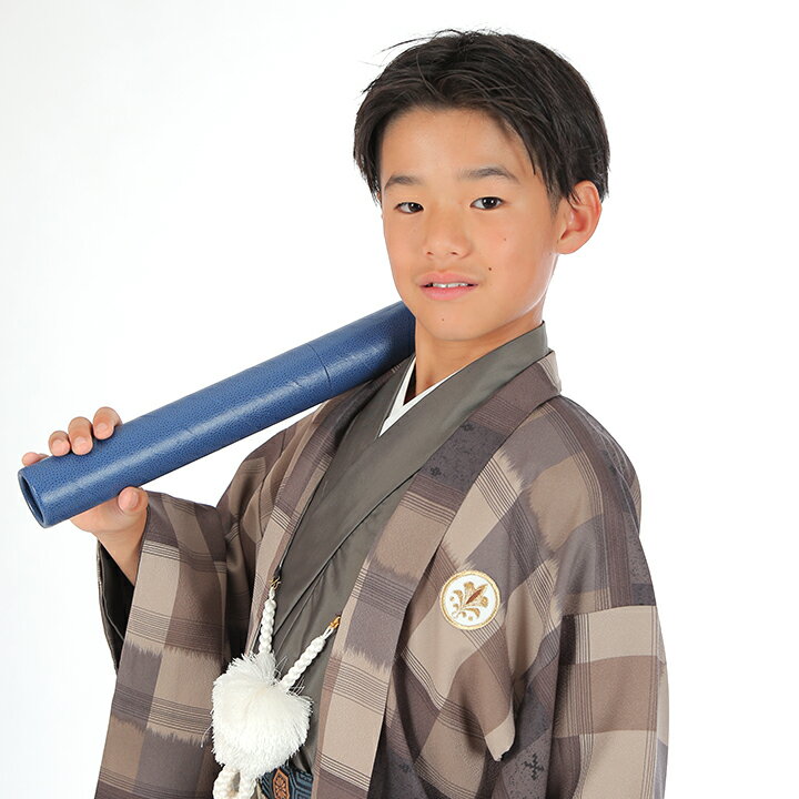 ●こちらの袴は、レンタル商品です。 ●申し訳ございませんが、ご注文頂いても利用日の予約状況によってはご利用頂けない場合もございます。 ●フリーダイヤルまたはメールで、事前に予約状況をお問い合わせ頂く事も可能です。 ●レンタル商品はご利用日の5日前に発送し、4日前のお届け予定です。（予約状況やお届けの地域によっては3日前の到着になる場合もございます。） ●ご利用日の翌日には必ずご返送下さい。（延長利用の場合を除く） ●返送の際は、商品と同封の着払い伝票で簡単に返送できます。 ●北海道と沖縄および離島は、＋1.000円（税別）の送料を申し受けます。 ●詳しくはレンタルガイドもご覧ください。 追　加　送　料　表（ご注文後に下記の送料が加算されます） 北海道 沖縄 離島 1,000円（税別） 1,000円（税別） 1,000円（税別）レンタル 小学校 卒業式 袴 小学生男の子 ハカマ 【商品名】 レンタル 卒業式 袴 【品　番】 HK-B65 【商品内容】 着物　/　羽織　/　帯　　/　袴　/　長襦袢　/　着付小物（腰紐/羽織紐/襟芯）　/　雪駄 ※足袋はセット内容に含まれていません。 　足袋が必要な方は購入時にサイズを選択してご注文下さい。※着物・袴以外の帯や小物などは、着物に合わせて当店スタッフがコーディネートさせていただきます。お届けするセットはモデルが着用の帯・小物と異なる場合がございます。 【サイズ】 約130cm 〜 140cm 前後 【ご利用日】 予約状況を確認いたしますので、必ずご利用日をご入力してください。