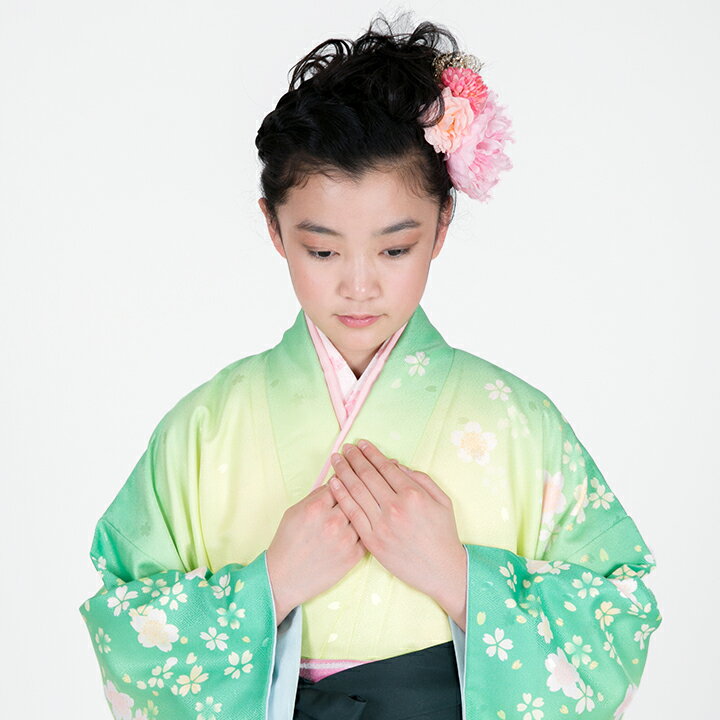 ●こちらの袴は、レンタル商品です。 ●申し訳ございませんが、ご注文頂いても利用日の予約状況によってはご利用頂けない場合もございます。 ●フリーダイヤルまたはメールで、事前に予約状況をお問い合わせ頂く事も可能です。 ●レンタル商品はご利用日の5日前に発送し、4日前のお届け予定です。（予約状況やお届けの地域によっては3日前の到着になる場合もございます。） ●ご利用日の翌日には必ずご返送下さい。（延長利用の場合を除く） ●返送の際は、商品と同封の着払い伝票で簡単に返送できます。 ●北海道と沖縄および離島は、＋1.000円（税別）の送料を申し受けます。 ●詳しくはレンタルガイドをご覧ください。 追　加　送　料　表（ご注文後、下記の送料が加算されます） 北海道 沖縄 離島 1,000円（税別） 1,000円（税別） 1,000円（税別）【商品名】 レンタル 卒業式 袴 【品　番】 HK_43 【商品内容】 着物 / 帯 / 袴 / 長襦袢 / 着付小物（腰紐/コーリンベルト/帯板/伊達締め/襟芯）/ 草履　※足袋はセット内容に含まれていません。　足袋が必要な方は購入時にサイズを選択してご注文下さい。※オプションでレンタルブーツもご用意しています。詳細は下記バナーをご確認下さい。※着物・袴以外の帯や小物などは、着物に合わせて当店スタッフがコーディネートさせていただきます。お届けするセットはモデルが着用の帯・小物と異なる場合がございます。 【サイズ】 約148cm 〜 156cm 前後 【ご利用日】 予約状況を確認いたしますので、必ずご利用日をご入力してください。