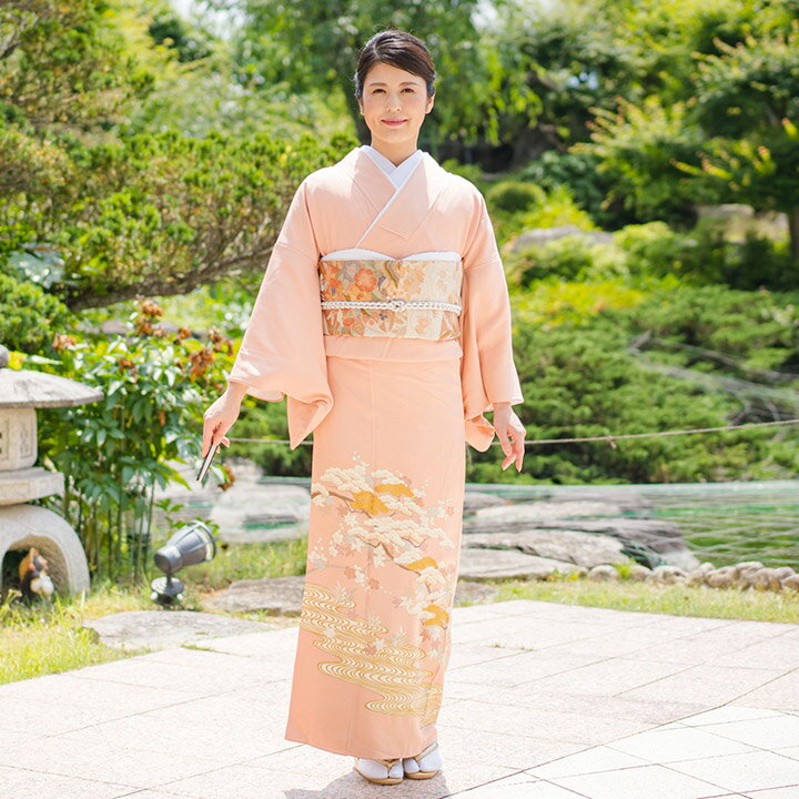 ●こちらの色留袖は、レンタル商品です。 ●商品画像はできる限り実物の色に近づけるようにしておりますが、お客様のお使いのモニター設定やご覧いただく環境等により、実際の商品と色味が異なって見える場合がございます。 ●申し訳ございませんが、ご注文頂いても利用日の予約状況によってはご利用頂けない場合もございます。 ●フリーダイヤルまたはメールで、事前に予約状況をお問い合わせ頂く事も可能です。 ●レンタル商品はご利用日の5日前に発送し、4日前のお届け予定です。（予約状況やお届けの地域によっては変更になる場合もございます。） ●ご利用日の翌日には必ずご返送下さい。（延長利用をお申込みの場合を除く） ●返送の際は、商品と同封の着払い伝票で簡単に返送できます。 ●北海道と沖縄および離島は、＋1.100円（税込）の送料を申し受けます。 ●キャンセル及びご利用について詳しくはレンタルガイドもご覧ください。 追　加　送　料　表（地域によっては、ご注文後に下記の送料が加算されます） 北海道 沖縄 離島 1,100円（税込） 1,100円（税込） 1,100円（税込）レンタル 高級留袖　色留袖 フルセットレンタル商品 【商品名】 色留袖 　レンタル 【品　番】 ITS-MI013 【素　材】 高級正絹 【商品内容】 留袖 / 帯 / 長襦袢 / 帯揚 / 帯締め / 腰紐 / 帯枕 / 前板 / 伊達締め / 扇子 / コーリンベルト / 衿芯 / 草履 / バッグ / 肌襦袢 / 足袋 ※着物以外の帯や小物などは、着物に合わせて当店スタッフがコーディネートさせていただきます。お届けするセットはモデルが着用の帯・小物と異なる場合がございます。 【特　徴】 裾には、緩やかに流れる水を表現した流水文が、自然を愛する日本人の感性を表しています。流水にもみじを添えることにより「竜田川」が出来上がります。 季節を問わず着用して頂けます。 表地に正絹を使用しておりますので、絹の光沢があり通気性・保湿性に優れなめらかで上質な肌触りです。長時間の着用でも着崩れしにくく美しく着用できます。 必要な小物もフルセットでお届けいたしますので気軽に留袖をご利用頂けます。 （補正が必要になる場合がございます。着付けをされる美容師さんにお尋ね下さい） 【サイズ】 身長 148cm〜165cm前後 【ご利用日】 予約状況を確認いたしますので、必ずご利用日をご入力してください。 【延長料金】 遠方でご利用される場合や、ご利用日から返却発送まで日数を要する場合は、延長料金が発生します。海外挙式や遠方でのご利用の場合は、出発日がご利用日となり、出発日の翌日からご帰宅日（返却日）までの日数の延長料金が発生します。 延長料金は1日1,100円（税込）がお申し込み後、商品代金に加算されます。