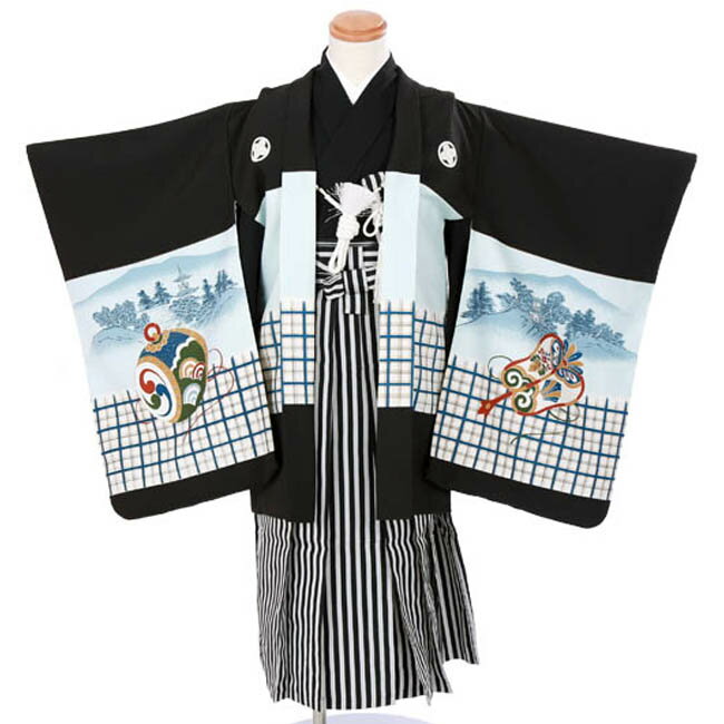 ●こちらの袴は、レンタル商品です。 ●申し訳ございませんが、ご注文頂いても利用日の予約状況によってはご利用頂けない場合もございます。 ●フリーダイヤルまたはメールで、事前に予約状況をお問い合わせ頂く事も可能です。 ●レンタル商品はご利用日の5日前に発送し、4日前のお届け予定です。（予約状況やお届けの地域によっては3日前の到着になる場合もございます。） ●ご利用日の翌日には必ずご返送下さい。（延長利用の場合を除く） ●返送の際は、商品と同封の着払い伝票で簡単に返送できます。 ●北海道と沖縄および離島は、＋1.000円（税別）の送料を申し受けます。 ●詳しくはレンタルガイドをご覧ください。 追　加　送　料　表（ご注文後、下記の送料が加算されます） 北海道 沖縄 離島 1,000円（税別） 1,000円（税別） 1,000円（税別）【商品名】 レンタル　七五三　袴 【品　番】 F-5445 【商品内容】 着物　/　羽織　/　帯　/　袴　/　腰紐　/　長襦袢　/小物セット（扇子・懐剣・羽織紐・足袋・サスペンダー）　/　草履 ※草履・袴のサイズは年齢の標準サイズをお付け致します。 【特　徴】 黒地の生地に、水墨画で山々の風景を描き、子供らしい格子を付けたデザインで、豪華な装飾を付けた兜や、軍配団扇・陣太鼓が男の子らしい羽織です。 身体の中でも重要な頭を守るための道具である事から、兜は「邪気や災いから守られますように」という願いが込められています。また、豪華な飾りがある兜は権威と高い地位の象徴でもあります。これは、そのような兜をつけられるようにと、出世・大成を願う意味も込められています。 着物は標準サイズに調整してお届けします。足袋も含めフルセットなので、すぐに着てお出かけできます。 ※袴は着物に合わせて当社でセレクトして送ります。 【サイズ】 5歳　約110cm 前後 【ご利用日】 予約状況を確認いたしますので、必ずご利用日をご入力してください。