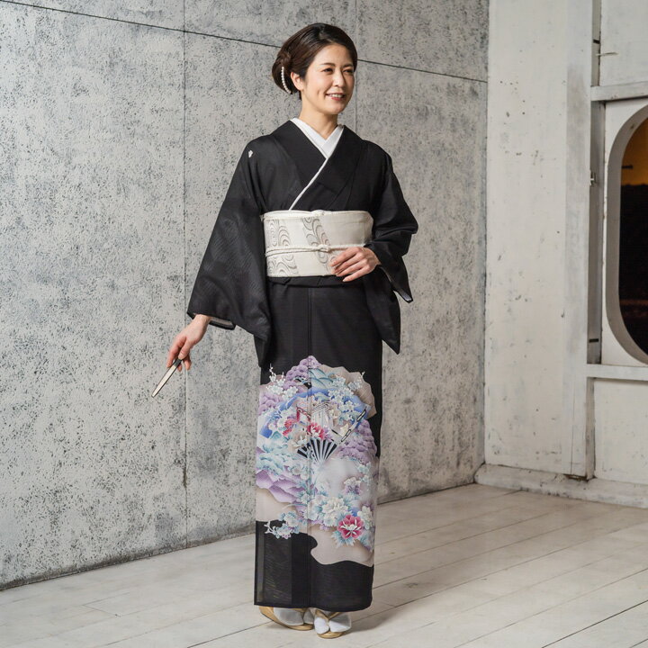 ●こちらの留袖は、レンタル商品です。 ●申し訳ございませんが、ご注文頂いても利用日の予約状況によってはご利用頂けない場合もございます。 ●フリーダイヤルまたはメールで、事前に予約状況をお問い合わせ頂く事も可能です。 ●レンタル商品はご利用日の5日前に発送し、4日前のお届け予定です。（予約状況やお届けの地域によっては3日前の到着になる場合もございます。） ●ご利用日の翌日には必ずご返送下さい。（延長利用の場合を除く） ●返送の際は、商品と同封の着払い伝票で簡単に返送できます。 ●北海道と沖縄および離島は、＋1.100円（税込）の送料を申し受けます。 ●詳しくはレンタルガイドもご覧ください。 追　加　送　料　表（地域によっては、ご注文後に下記の送料が加算されます） 北海道 沖縄 離島 1,100円（税込） 1,100円（税込） 1,100円（税込）レンタル 高級留袖　夏用　絽留袖 フルセットレンタル 【商品名】 絽留袖（夏用） 【品　番】 TS-085 【商品内容】 留袖 / 帯 / 長襦袢 / 帯揚 / 帯締め / 腰紐 / 帯枕 / 前板 / 伊達締め / 扇子 / コーリンベルト / 衿芯 / 草履 / バッグ / 肌襦袢 / 足袋 ※帯はご年齢に合わせて、こちらでお選びします。 【特　徴】 松・梅・菊や大輪の花を咲かせる富貴の象徴である牡丹と扇が描かれた落ち着いた色合いの着物です。薄い板を重ねて綴じたり、紙を重ねて作る扇は日本でできたものです。「末広」ともいい、発展や拡大を意味する縁起のよいものとされてきました。扇には、貴族の乗り物である御所車や花々が描かれ雅な印象に見せてくれます。 6月から9月の夏の季節には、涼しげで軽い絽の着物がおすすめです。 絽は通気性が良く清涼感や透明感があり、軽くて肌触りがよく見た目も涼しく快適です。 必要な小物もフルセットでお届けいたしますので気軽に留袖をご利用いただけます。 （補正が必要になる場合がございます。着付けされる美容師さんにお尋ね下さい） 【サイズ】 身 長：148cm〜165cm前後 洋服サイズ：7号〜13号 【ご利用日】 予約状況を確認いたしますので、必ずご利用日をご入力してください。 【延長料金】 遠方でご利用される場合や、ご利用日から返却発送まで日数を要する場合は、延長料金が発生します。海外挙式や遠方でのご利用の場合は、出発日がご利用日となり、出発日の翌日からご帰宅日（返却日）までの日数の延長料金が発生します。 延長料金は1日1,100円（税込）がお申し込み後、商品代金に加算されます。