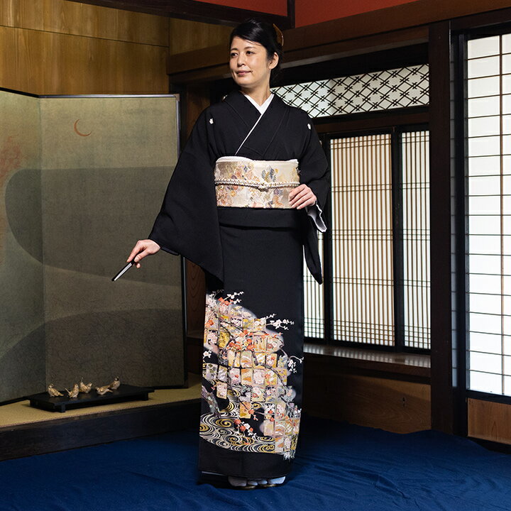 ●こちらの留袖は、レンタル商品です。 ●申し訳ございませんが、ご注文頂いても利用日の予約状況によってはご利用頂けない場合もございます。 ●フリーダイヤルまたはメールで、事前に予約状況をお問い合わせ頂く事も可能です。 ●レンタル商品はご利用日の5日前に発送し、4日前のお届け予定です。（予約状況やお届けの地域によって変わります。） ●ご利用日の翌日には必ずご返送下さい。（延長利用の場合を除く） ●返送の際は、商品と同封の着払い伝票で簡単に返送できます。 ●北海道と沖縄および離島は、＋1.000円（税別）の送料を申し受けます。 ●詳しくはレンタルガイドもご覧ください。 追　加　送　料　表（地域によっては、ご注文後に下記の送料が加算されます） 北海道 沖縄 離島 1,000円（税別） 1,000円（税別） 1,000円（税別）レンタル 高級留袖 留袖 フルセットレンタル留袖 結婚式 式典 叙勲 【商品名】 高級 レンタル 留袖 【品　番】 TS-MA564L 【素　材】 高級正絹 【商品内容】 留袖 / 帯 / 長襦袢 / 帯揚 / 帯締め / 腰紐 / 帯枕 / 前板 / 伊達締め / 扇子 / コーリンベルト / 衿芯 / 草履 / バッグ/ 肌襦袢 / 足袋 ※帯はご年齢に合わせて、こちらでお選びします。 【特　徴】 変わり続けていく未来を表す水の流れを表現した観世水文様と、まるでかるたのように並べられた色とりどりの色紙文様の柄が華やかな留袖です。色紙文様は和歌や俳句を書く厚手の用紙を文様化したものです。色紙の中を、季節の花でうめてその上に梅の枝を添えた個性的な絵柄です。ゆったりと着用して頂ける広幅タイプの留袖です。 表地に正絹を使用しておりますので、絹の光沢があり通気性・保湿性に優れなめらかで上質な肌触りです。長時間の着用でも着崩れしにくく美しく着用できます。 必要な小物もフルセットでお届けいたしますので気軽に留袖をご利用頂けます。 （補正が必要になる場合がございます。着付けをされる美容師さんにお尋ね下さい） 【サイズ】 身　長：150cm〜165cm前後洋服サイズ：11号〜13号 【ご利用日】 予約状況を確認いたしますので、必ずご利用日をご入力してください。 【延長料金】 遠方でご利用される場合や、ご利用日から返却発送まで日数を要する場合は、延長料金が発生します。海外挙式や遠方でのご利用の場合は、出発日がご利用日となり、出発日の翌日からご帰宅日（返却日）までの日数の延長料金が発生します。 延長料金は1日1,000円（税別）がお申し込み後、商品代金に加算されます。