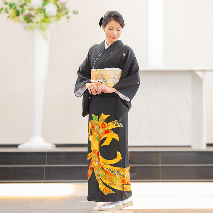 ●こちらの留袖は、レンタル商品です。 ●申し訳ございませんが、ご注文頂いても利用日の予約状況によってはご利用頂けない場合もございます。 ●フリーダイヤルまたはメールで、事前に予約状況をお問い合わせ頂く事も可能です。 ●レンタル商品はご利用日の5日前に発送し、4日前のお届け予定です。（予約状況やお届けの地域によって変わります。） ●ご利用日の翌日には必ずご返送下さい。（延長利用の場合を除く） ●返送の際は、商品と同封の着払い伝票で簡単に返送できます。 ●北海道と沖縄および離島は、＋1.000円（税別）の送料を申し受けます。 ●詳しくはレンタルガイドもご覧ください。 追　加　送　料　表（地域によっては、ご注文後に下記の送料が加算されます） 北海道 沖縄 離島 1,000円（税別） 1,000円（税別） 1,000円（税別）レンタル 高級留袖 留袖 フルセットレンタル留袖 【商品名】 高級 レンタル 留袖 【品　番】 TS-MI002 【素　材】 高級正絹 【商品内容】 留袖 / 帯 / 長襦袢 / 帯揚 / 帯締め / 腰紐 / 帯枕 / 前板 / 伊達締め / 扇子 / コーリンベルト / 衿芯 / 草履 / バッグ/ 肌襦袢 / 足袋 ※帯はご年齢に合わせて、こちらでお選びします。 【特　徴】 熨斗目だけを使ったとても目を引く留袖です。 熨斗といえばめでたいことがあったときの贈答品に付けるリボンのような飾りです。 熨斗目は、この熨斗が何本も束ねられた柄で、多くの人から祝福を受けている事と、その幸せを周囲に分け合うという意味があります。 熨斗柄には、松竹梅・菊・小槌・扇・菱文といったお祝い事には欠かせない吉祥文様が描かれています。どの柄にも長寿や幸福の意味が込められとても縁起が良い文様です。 熨斗の結び目や熨斗の先々まで見事な金駒刺繍が施された豪華な留袖です。 表地に正絹を使用しておりますので、絹の光沢があり通気性・保湿性に優れなめらかで上質な肌触りです。長時間の着用でも着崩れしにくく美しく着用できます。 必要な小物もフルセットでお届けいたしますので気軽に留袖をご利用頂けます。 （補正が必要になる場合がございます。着付けをされる美容師さんにお尋ね下さい） 【サイズ】 身　長：148cm〜165cm前後洋服サイズ：7号〜13号 【ご利用日】 予約状況を確認いたしますので、必ずご利用日をご入力してください。 【延長料金】 遠方でご利用される場合や、ご利用日から返却発送まで日数を要する場合は、延長料金が発生します。海外挙式や遠方でのご利用の場合は、出発日がご利用日となり、出発日の翌日からご帰宅日（返却日）までの日数の延長料金が発生します。 延長料金は1日1,000円（税別）がお申し込み後、商品代金に加算されます。