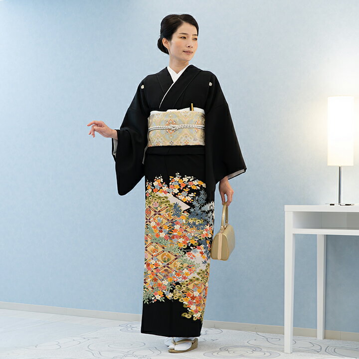 ●こちらの留袖は、レンタル商品です。 ●申し訳ございませんが、ご注文頂いても利用日の予約状況によってはご利用頂けない場合もございます。 ●フリーダイヤルまたはメールで、事前に予約状況をお問い合わせ頂く事も可能です。 ●レンタル商品はご利用日の5日前に発送し、4日前のお届け予定です。（予約状況やお届けの地域によって変わります。） ●ご利用日の翌日には必ずご返送下さい。（延長利用の場合を除く） ●返送の際は、商品と同封の着払い伝票で簡単に返送できます。 ●北海道と沖縄および離島は、＋1.000円（税別）の送料を申し受けます。 ●詳しくはレンタルガイドもご覧ください。 追　加　送　料　表（地域によっては、ご注文後に下記の送料が加算されます） 北海道 沖縄 離島 1,000円（税別） 1,000円（税別） 1,000円（税別）レンタル 高級留袖 留袖 フルセットレンタル留袖 結婚式 式典 叙勲 【商品名】 高級 レンタル 留袖 【品　番】 TS-MI007 【素　材】 高級正絹 【商品内容】 留袖 / 帯 / 長襦袢 / 帯揚 / 帯締め / 腰紐 / 帯枕 / 前板 / 伊達締め / 扇子 / コーリンベルト / 衿芯 / 草履 / バッグ/ 肌襦袢 / 足袋 ※帯はご年齢に合わせて、こちらでお選びします。 【特　徴】 方形の枠の中に様々な模様を埋めたものを格天井紋と呼び神社仏閣の天井に見られるデザインです。枠の中には四季折々の草花が描かれ、明るい色柄は着る人を華やかに演出してくれます。涼し気に葉を茂らせる楓は枯れるまで色を変えないことから、不変や忠実の象徴とされる植物で八宝のひとつでもあり、吉祥文様として長寿を表す意味を持っています。 表地に正絹を使用しておりますので、絹の光沢があり通気性・保湿性に優れなめらかで上質な肌触りです。長時間の着用でも着崩れしにくく美しく着用できます。 必要な小物もフルセットでお届けいたしますので気軽に留袖をご利用頂けます。 （補正が必要になる場合がございます。着付けをされる美容師さんにお尋ね下さい） 【サイズ】 身　長：155cm〜168cm前後洋服サイズ：7号〜11号 前幅： 24cm　袖丈： 50cm　裄丈： 66cm　肩幅： 32cm　後幅： 30cm　身丈： 159cm 【ご利用日】 予約状況を確認いたしますので、必ずご利用日をご入力してください。 【延長料金】 遠方でご利用される場合や、ご利用日から返却発送まで日数を要する場合は、延長料金が発生します。海外挙式や遠方でのご利用の場合は、出発日がご利用日となり、出発日の翌日からご帰宅日（返却日）までの日数の延長料金が発生します。 延長料金は1日1,000円（税別）がお申し込み後、商品代金に加算されます。