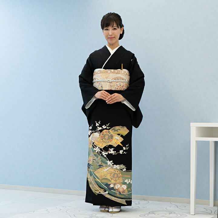●こちらの留袖は、レンタル商品です。 ●申し訳ございませんが、ご注文頂いても利用日の予約状況によってはご利用頂けない場合もございます。 ●フリーダイヤルまたはメールで、事前に予約状況をお問い合わせ頂く事も可能です。 ●レンタル商品はご利用日の5日前に発送し、4日前のお届け予定です。（予約状況やお届けの地域によって変わります。） ●ご利用日の翌日には必ずご返送下さい。（延長利用の場合を除く） ●返送の際は、商品と同封の着払い伝票で簡単に返送できます。 ●北海道と沖縄および離島は、＋1.000円（税別）の送料を申し受けます。 ●詳しくはレンタルガイドもご覧ください。 追　加　送　料　表（地域によっては、ご注文後に下記の送料が加算されます） 北海道 沖縄 離島 1,000円（税別） 1,000円（税別） 1,000円（税別）レンタル 高級留袖 留袖 フルセットレンタル留袖 結婚式 式典 叙勲 【商品名】 高級 レンタル 留袖 【品　番】 TS-MI076 【素　材】 高級正絹 【商品内容】 留袖 / 帯 / 長襦袢 / 帯揚 / 帯締め / 腰紐 / 帯枕 / 前板 / 伊達締め / 扇子 / コーリンベルト / 衿芯 / 草履 / バッグ/ 肌襦袢 / 足袋 ※帯はご年齢に合わせて、こちらでお選びします。 【特　徴】 扇子に貼る地紙には美しい装飾が施されたか鏡紋が描かれています。鏡は姿を映し神霊が宿ると考えられ古代より人事に用いられてきました。天皇家では皇位を示す三種の神器の一つに八咫鏡があります。長寿を意味する鶴には金糸で刺繍がほどこされ立体感を出しています。白梅や牡丹の花、菊の花が華やかさを演出してくれます。 表地に正絹を使用しておりますので、絹の光沢があり通気性・保湿性に優れなめらかで上質な肌触りです。長時間の着用でも着崩れしにくく美しく着用できます。 必要な小物もフルセットでお届けいたしますので気軽に留袖をご利用頂けます。 （補正が必要になる場合がございます。着付けをされる美容師さんにお尋ね下さい） 【サイズ】 身　長：155cm〜170cm前後洋服サイズ：7号〜13号 前幅： 25cm　袖丈： 49cm　裄丈： 67cm　肩幅： 33cm　後幅： 30cm　身丈： 165cm 【ご利用日】 予約状況を確認いたしますので、必ずご利用日をご入力してください。 【延長料金】 遠方でご利用される場合や、ご利用日から返却発送まで日数を要する場合は、延長料金が発生します。海外挙式や遠方でのご利用の場合は、出発日がご利用日となり、出発日の翌日からご帰宅日（返却日）までの日数の延長料金が発生します。 延長料金は1日1,000円（税別）がお申し込み後、商品代金に加算されます。