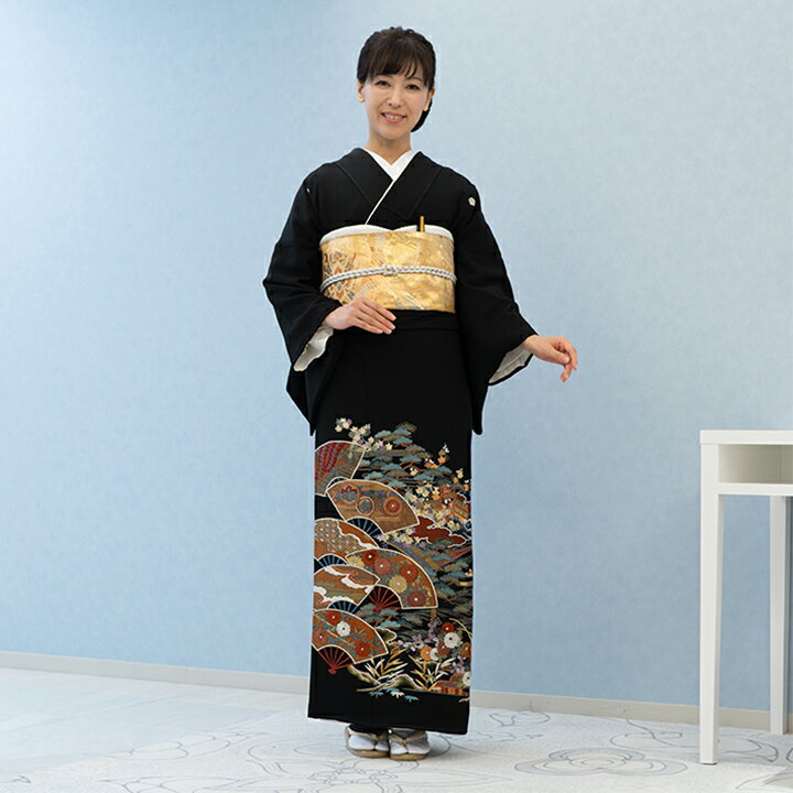 ●こちらの留袖は、レンタル商品です。 ●申し訳ございませんが、ご注文頂いても利用日の予約状況によってはご利用頂けない場合もございます。 ●フリーダイヤルまたはメールで、事前に予約状況をお問い合わせ頂く事も可能です。 ●レンタル商品はご利用日の5日前に発送し、4日前のお届け予定です。（予約状況やお届けの地域によって変わります。） ●ご利用日の翌日には必ずご返送下さい。（延長利用の場合を除く） ●返送の際は、商品と同封の着払い伝票で簡単に返送できます。 ●北海道と沖縄および離島は、＋1.000円（税別）の送料を申し受けます。 ●詳しくはレンタルガイドもご覧ください。 追　加　送　料　表（地域によっては、ご注文後に下記の送料が加算されます） 北海道 沖縄 離島 1,000円（税別） 1,000円（税別） 1,000円（税別）レンタル 高級留袖 留袖 フルセットレンタル留袖 結婚式 式典 叙勲 【商品名】 高級 レンタル 留袖 【品　番】 TS-MI106 【素　材】 高級正絹 【商品内容】 留袖 / 帯 / 長襦袢 / 帯揚 / 帯締め / 腰紐 / 帯枕 / 前板 / 伊達締め / 扇子 / コーリンベルト / 衿芯 / 草履 / バッグ/ 肌襦袢 / 足袋 ※帯はご年齢に合わせて、こちらでお選びします。 【特　徴】 扇は薄い板を重ねて綴じたり紙を重ねて作る扇は日本でできた物だそうです。広げたその形から「末広」とも言い、発展や拡大を意味する縁起の良い物です。季節の植物や風景など様々な柄を描き涼と芸術を同時に感じられます。波間に浮かぶ船や菊や松、橘など着物の絵柄は全て刺繍で描かれた重厚感のある留袖です。 表地に正絹を使用しておりますので、絹の光沢があり通気性・保湿性に優れなめらかで上質な肌触りです。長時間の着用でも着崩れしにくく美しく着用できます。 必要な小物もフルセットでお届けいたしますので気軽に留袖をご利用頂けます。 （補正が必要になる場合がございます。着付けをされる美容師さんにお尋ね下さい） 【サイズ】 身　長：148cm〜165cm前後洋服サイズ：7号〜11号 前幅： 24cm　袖丈： 47cm　裄丈： 64cm　肩幅： 32cm　後幅： 30cm　身丈： 155cm 【ご利用日】 予約状況を確認いたしますので、必ずご利用日をご入力してください。 【延長料金】 遠方でご利用される場合や、ご利用日から返却発送まで日数を要する場合は、延長料金が発生します。海外挙式や遠方でのご利用の場合は、出発日がご利用日となり、出発日の翌日からご帰宅日（返却日）までの日数の延長料金が発生します。 延長料金は1日1,000円（税別）がお申し込み後、商品代金に加算されます。
