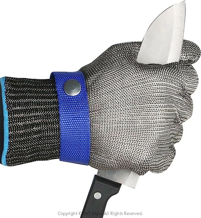 【ステンレス手袋＋綿手袋】刃物、金属、ガラス、プレス、電動のこぎりなど鋭利な器物から手を守る、伸縮性、通気性が抜群。左右両手にフィット、100%ステンレスワイヤー (ステンレス鋼製)替刃、滑り止め、切れないチェンソー手袋。新しい5本の指、それぞれ1本のステンレス製手袋と1本の白い綿手袋。 【高品質】高強度HPPE繊維とステンレスワイヤーにメモリワイヤーを加え、優れた防刃、防刺性能を兼ね備えており、柔軟性と快適性も実現しました。ステンレス鋼はメッシュ状に編み込まれているため伸縮して動きも柔らかく、普通の軍手をしているのと同じ要領で作業ができます。手袋が外れないように手首バンドも設置されているので、何かの不意に外れて事故につながるリスクを防止します。下履き手袋つき（綿）、機能性と快適性を兼ね備え、刃物を使う危険な作業を使用したり、廃棄処理、実験、園芸、草切り防災、アウトドア、電動のこぎり、炊事、サバイバルナイフなど幅広くお使い頂けます 【適用範囲】キッチン、セキュリティ、アウトドア、園芸、段ボールの解体、運転、大工、炊事、草切り、DIY、廃棄処理、実験、地震救援防災など幅広くご使用いただける作業用軍手。【ステンレス手袋＋綿手袋】刃物、金属、ガラス、プレス、電動のこぎりなど鋭利な器物から手を守る、伸縮性、通気性が抜群。左右両手にフィット、100%ステンレスワイヤー (ステンレス鋼製)替刃、滑り止め、切れないチェンソー手袋。新しい5本の指、それぞれ1本のステンレス製手袋と1本の白い綿手袋。 【高品質】高強度HPPE繊維とステンレスワイヤーにメモリワイヤーを加え、優れた防刃、防刺性能を兼ね備えており、柔軟性と快適性も実現しました。ステンレス鋼はメッシュ状に編み込まれているため伸縮して動きも柔らかく、普通の軍手をしているのと同じ要領で作業ができます。手袋が外れないように手首バンドも設置されているので、何かの不意に外れて事故につながるリスクを防止します。下履き手袋つき（綿）、機能性と快適性を兼ね備え、刃物を使う危険な作業を使用したり、廃棄処理、実験、園芸、草切り防災、アウトドア、電動のこぎり、炊事、サバイバルナイフなど幅広くお使い頂けます 【適用範囲】キッチン、セキュリティ、アウトドア、園芸、段ボールの解体、運転、大工、炊事、草切り、DIY、廃棄処理、実験、地震救援防災など幅広くご使用いただける作業用軍手。
