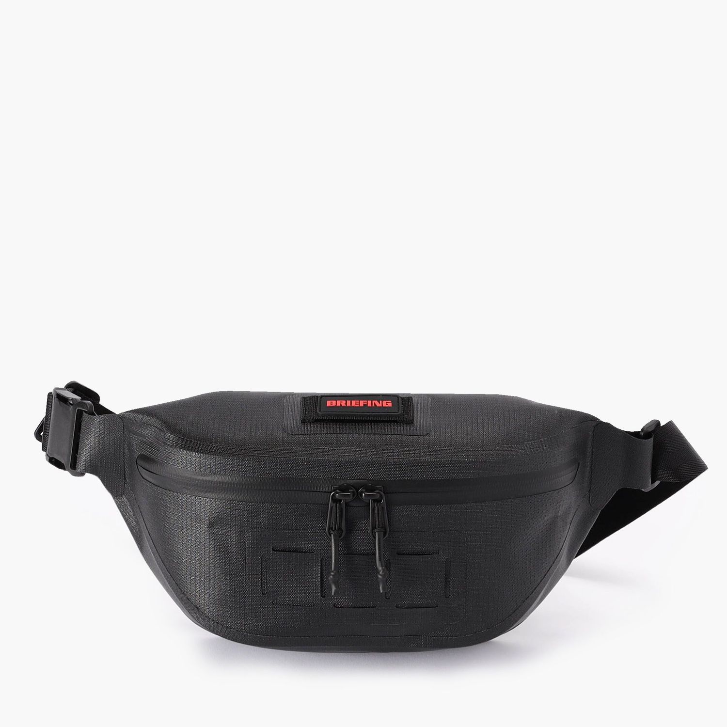 「RAIN＋HITO（人）」の略称造語である“RAINTO”コレクションがリニューアル。防水性や特徴的な生地の剛性感を維持しながらも、軽量で扱いやすいアイテムにアップデートいたしました。【オススメポイント】・リサイクルコーデュラナイロンを使用したリップストップ素材を採用。表面の撥水加工と裏面のTPU加工により、水の侵入を軽減。・開口部を最大限広げることで、荷物の出しやすさを実現。・500mlペットボトルを収納できる容量感。【RAINTO シリーズ】RAIN（雨）とHITO（人）を組み合わせた造語で、雨の中を動き回る人を表現。防水性を高めた構造で、アウトドアやツーリングなどのシーンに最適なバッグアイテムをお届けいたします。FREE：幅330mm 高さ170mm マチ70mm ショルダー部分650〜1180mm 重量0.21kg 容量3.1L