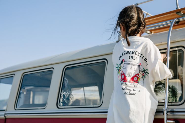 送料無料 【SVW6142-267】 スヌーピー SNOOPY フォルクスワーゲン volkswagen コラボ 半袖 Tシャツ ポケット付き 刺繡 外車 VW アメカジ メンズ レディース ホワイト オレンジ ネイビー 110 120 130センチ オールシーズン 親子コーデ