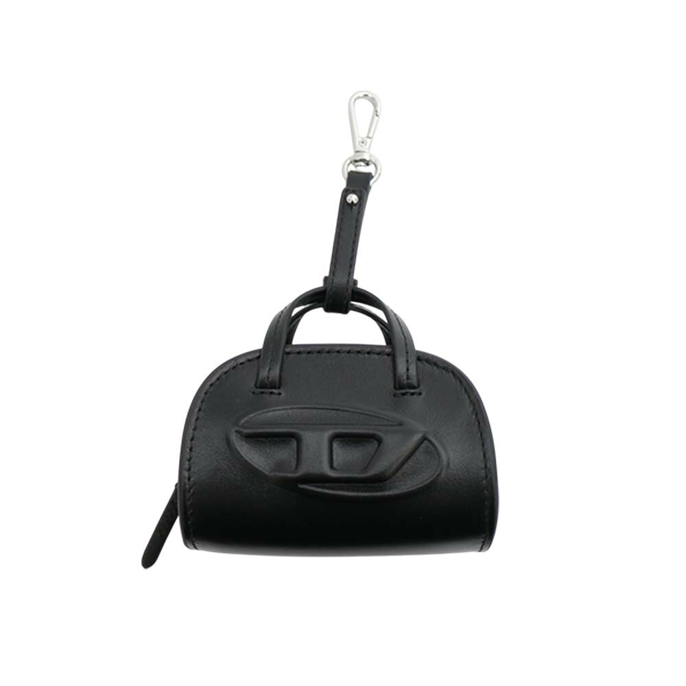 Item InformationブランドDIESEL / ディーゼルモデル1DR DOME M CHARMSメーカー品番x10835-p8279-t8013カラーブラック仕様ファスナー開閉、メインコンパートメント、ハンドル付き、カラビナ付き素材レザーサイズH7cm×W10cm×D6cm付属品ブランド純正保存袋商品説明ディーゼルを代表するイットバッグ「1DR」グループのバッグ型チャーム。留め具はナスカンで取り外しもスムーズ。上品なつやのあるカウレザー仕立て。