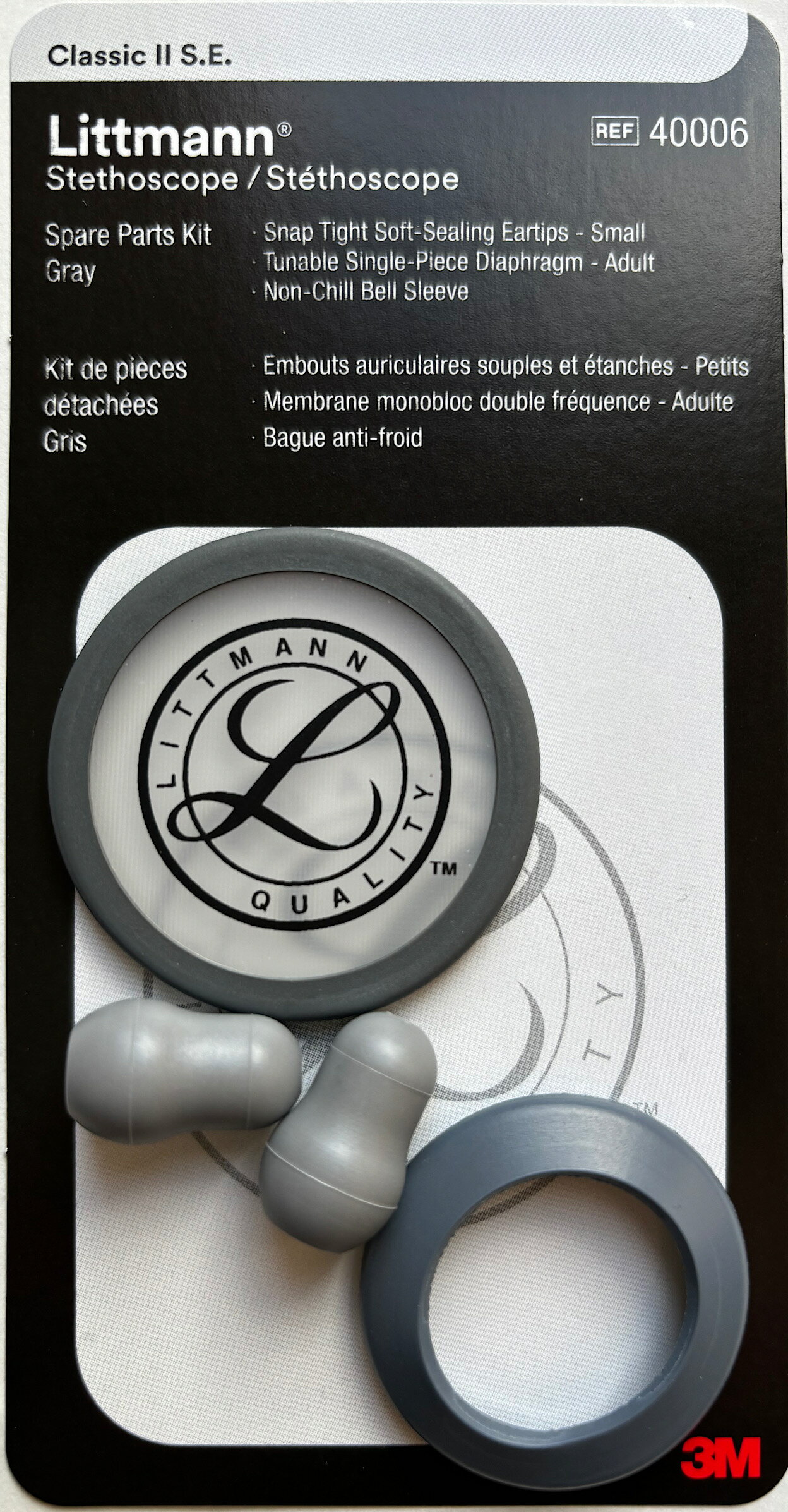 3M Littmann （スリーエム　リットマン）　聴診器　クラシック II SE （クラシックツー　エスイー）の部品セットです。 &nbsp; &nbsp; ■　商品カラー ブラックとグレーの2種類がございます。 クリックすると該当するお色の情報が表示されます。 ブラック　　 グレー ■　対応機種 リットマン　聴診器　クラシックII SE　（3M Littmann Classic II S.E.） ■　内容・仕様 ・サスペンデッドダイアフラム　直径47mm　ブラック　×　1個 ・ベル用ノンチルスリーブ　ブラック×　1個 ・ソフトシーリングイヤーチップ　ブラック　小　×　1セット ■　その他の部品 バイノーラルはこちらをクリックください。（チューブからイヤーチップまでが一つの部品です。）おかげさまで14周年 　