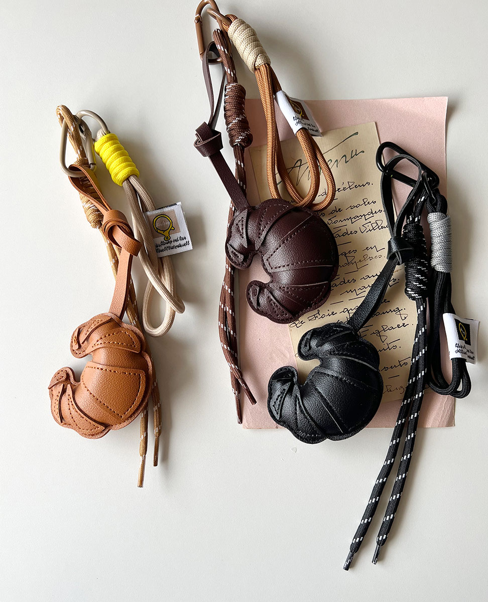 【マラソンクーポン配布中◆ポイントUP】クロワッサンチャーム パンモチーフチャーム コード付き バッグアクセサリー カナビナコーデ 送料無料 キーホルダー 韓国風チャーム じゃらじゃら付けチャーム 送料無料のサムネイル