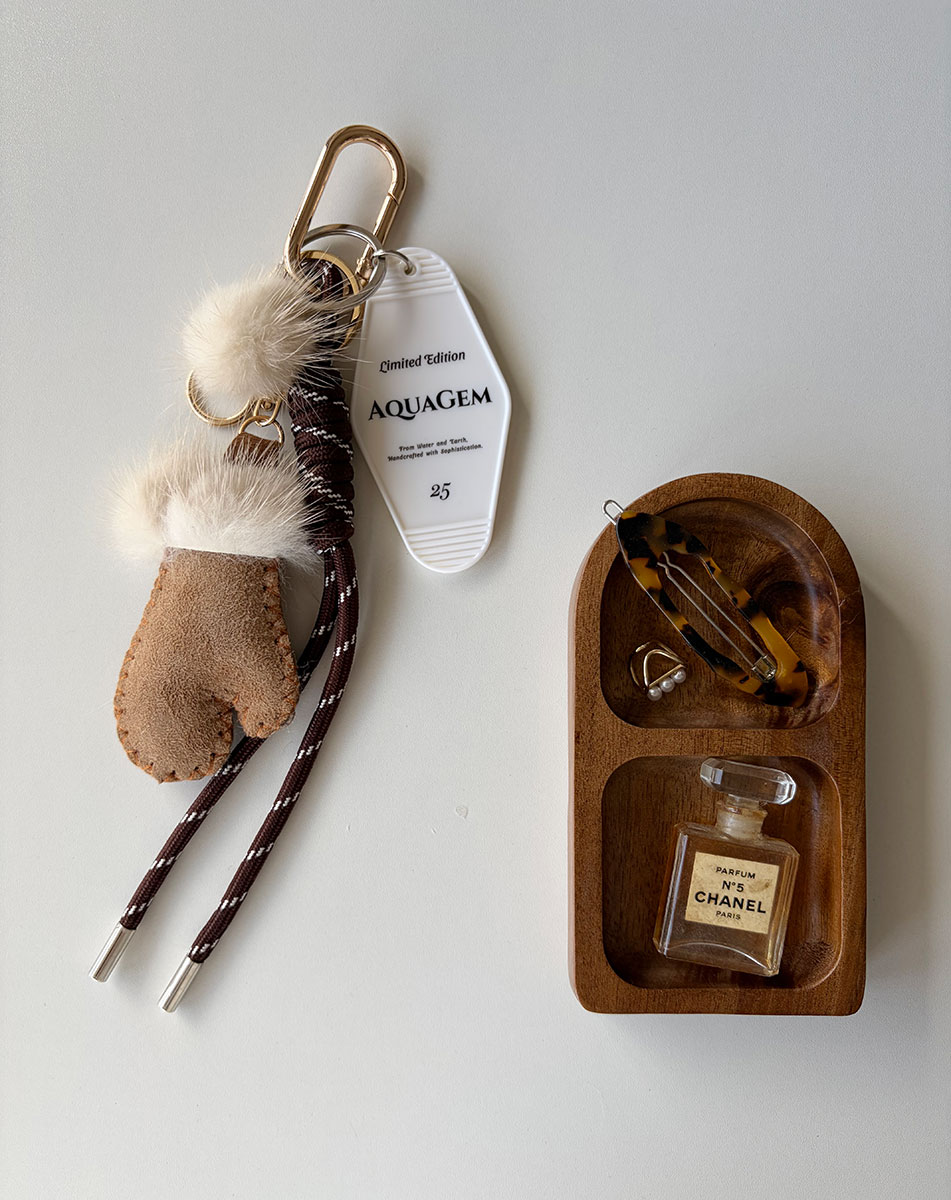 【クーポン配布中◆ポイントUP】ミトン ムートンチャーム ホテルタグプレート付き パラコードチャーム バッグアクセサリー ネコポス送料無料 キーホルダー