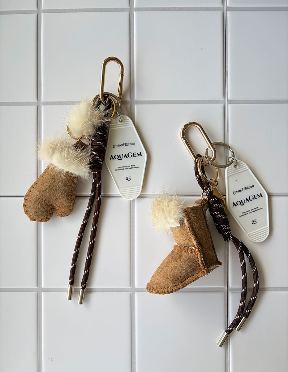 【12%オフクーポン◆先着50枚】ミトン ムートンチャーム ホテルタグプレート付き パラコードチャーム バッグアクセサリー ネコポス送料無料 キーホルダー