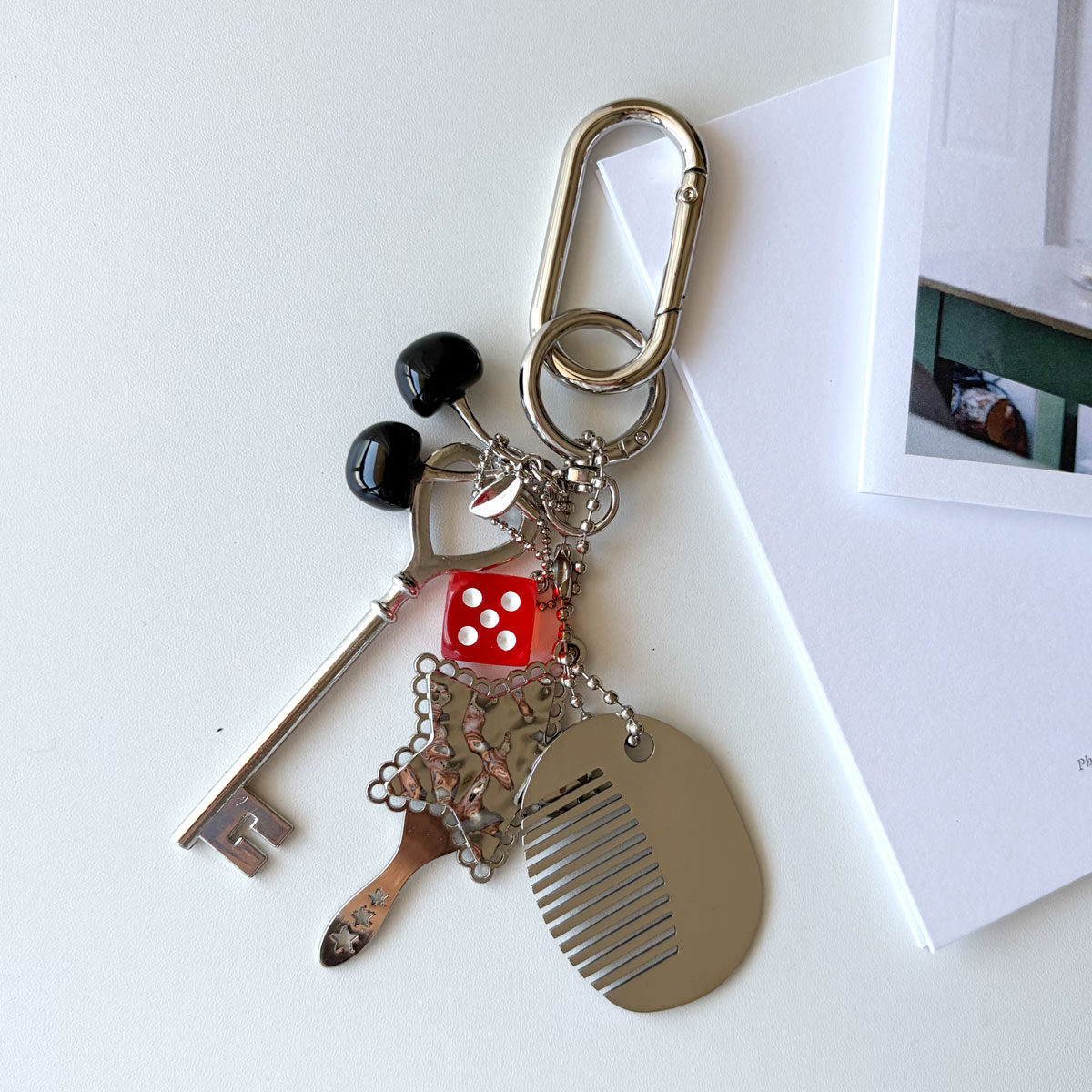 【3%オフクーポン◆21日限定】シルバーコーム 星ミラー キー付き バッグチャーム 鍵モチーフカラビナコーデ バッグチャーム バッグアクセサリー じゃらじゃらつけ 韓国風チャーム キーホルダー じゃら付け カラビナ ハートキー くし 櫛 さくらんぼ
