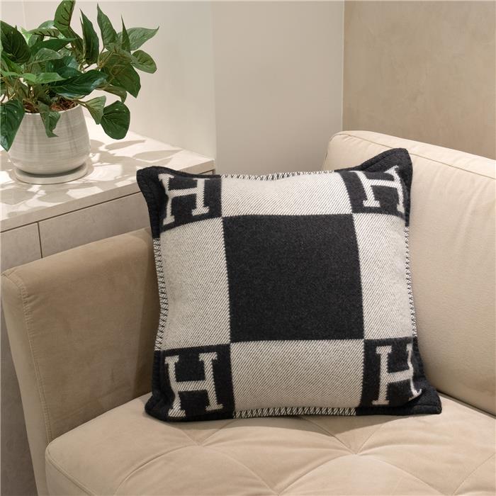 エルメス 《アヴァロン》 クッション エクリュ / グリ・フォンセ PM H102667M 53 HERMES 新品ホームグッズ ブランド小物 送料無料