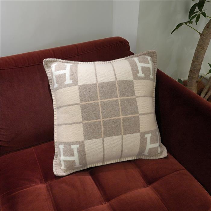 エルメス クッション アヴァロンIII PM ココ・カモミール H102666M 28 HERMES 新品ホームグッズ ブランド小物 送料無料