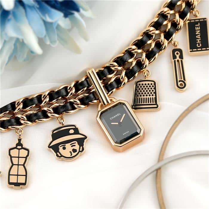 着用イメージ商品詳細ブランドCHANEL シャネル保証期間24ヶ月仕様2針ムーブメントクォーツ/Quartzダイアルカラーブラック/Black文字盤色ベルトの色防水性30m材質（ガラス）サファイヤクリスタルガラス/Sapphire Crystal glass材質(ケース本体)ゴールドメッキ/GP材質（バンド）ゴールドメッキ×レザー/GP×Leatherサイズ（ケース幅）19.7×15.2mmサイズ（ケース厚）7.5mmサイズ（ベルト長）手首周り約14cmまで対応 ※実寸での計測の為、多少の誤差が生じます。調整不可素材重さ約62g備考付属品内外箱・国際保証書商品説明シャネル プルミエール チャーム クチュール H9859 CHANELシャネル本店があるパリのヴァンドーム広場をもとにした八角形ケースが特徴の「プルミエール」は、1987年に誕生したシャネル初の腕時計です。「シャネル クチュール オクロック ウォッチ カプセル コレクション」は、パリ・カンボン通りの熟練した裁縫師が使用するツールにインスピレーションを得て作られた2024年発表の数量限定コレクションです。プルミエールの特徴的なレザーが編み込まれたチェーンブレスレットに糸巻きや指ぬきなどの裁縫道具、マドモアゼルのチャームが可愛らしい時計です。シャネル時計の買取り・下取りも行っておりますので、お気軽にご相談ください。無料ラッピングラッピングから水引、のしまで、無料で承っております。商品ページ内セレクトボックスの「ラッピング・のしについて」からご希望の項目をお選びください。ご指定色の包装紙が終了した場合、別の色でご対応させていただくことがございます。のし・水引※ のしとリボンの併用はできません。※ 結納・結婚用で水引をかける場合も表書きはできませんので予めご了承ください。・注意事項：お使いのモニターの発色具合によって、実際のものと色が異なる場合がございます。