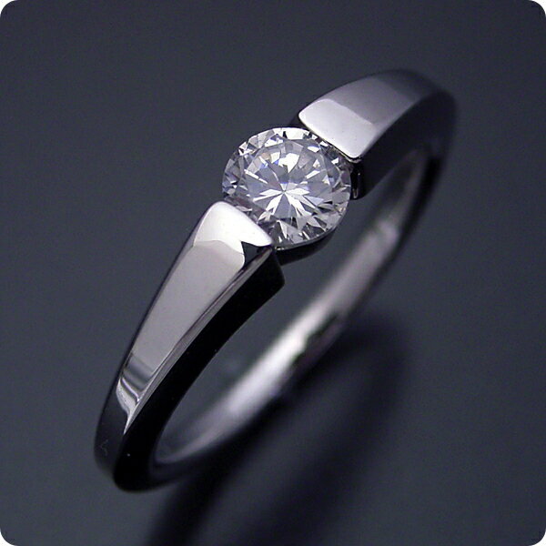 すっきりデザイン ダイヤモンドをスッキリと見せたくてこの婚約指輪を作りました。リングの下にかけてアームを細くして着けやすくしました。 ダイヤモンドに光を 一番のオススメはダイヤモンドが枠から出ていることです。通常はリング幅を広くするのが多いのですが、婚約指輪はダイヤモンドが主役ですので光を多く取り込めるようにしています。 実際に指に着けてみるとシンプルでスッキリとしているので結婚指輪とペアで着けても違和感がないです。 オススメの指輪 どんなグレードのダイヤモンドを入れても雰囲気を損なうことがないのでボクとしてはオススメの指輪ですね(^^) ■商品詳細 素材：プラチナ900 中石：ダイヤモンド：0.5カラット・Gカラー・SI1・Goodカット（宝石鑑定書付き） 脇石：- リング幅：約4.0ミリ（最大幅） 納期：入金確認後より製作しますので約20日程度頂いております。お急お急ぎの場合はお問い合わせ下さい。「スッキリとスタイリッシュな婚約指輪」 すっきりデザイン ダイヤモンドをスッキリと見せたくてこの婚約指輪を作りました。リングの下にかけてアームを細くして着けやすくしました。 ダイヤモンドに光を 一番のオススメはダイヤモンドが枠から出ていることです。通常はリング幅を広くするのが多いのですが、婚約指輪はダイヤモンドが主役ですので光を多く取り込めるようにしています。 オススメの指輪 どんなグレードのダイヤモンドを入れても雰囲気を損なうことがないのでボクとしてはオススメの指輪ですね(^^) 素材 プラチナ900 中石 ダイヤモンド：0.5カラット・Gカラー・SI1・Goodカット（宝石鑑定書付き） 脇石 - リング幅 約4.0ミリ（最大幅） 納期 入金確認後より製作しますので約20日程度頂いております。お急ぎの場合はお問い合わせ下さい。