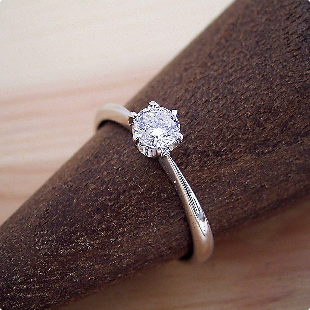 6本爪で輝くティファニーのセッティングタイプ婚約指輪。愛する人との絆を象徴する美しいダイヤモンドで、永遠の愛を誓いましょう。豊富なダイヤモンドのグレードの中から自分だけの特別なダイヤモンドを選び、思い出に残るプロポーズを叶えられます。
