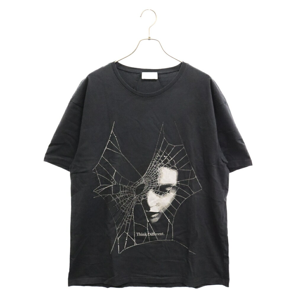 RHUDE(ルード)Think Different Tee フロントフォトプリント半袖Tシャツ ブラック ブランド RHUDE 品名 Think Different Tee フロントフォトプリント半袖Tシャツ ブラック 表記サイズ ‐ サイズガイドはコチラ 実寸 着丈：75.0センチ 身幅：58.5センチ 肩幅：57.0センチ 袖丈：22.5センチ 素材表記 画像参照/原産国：アメリカ製 カラー ブラック 商品状態 使用感有り 全体的に毛羽立ち有り 襟元に軽微な毛玉有り 付属品：写真に写っているものがすべてになります。 備考：- 商品番号 1324C020069※お問い合わせの際は、こちらの商品番号をお伝えいただくとスムーズです。 注意事項 ※掲載商品は実店舗等で同時販売しており、欠品になる場合がございます。 恐れ入りますがその際はキャンセルとなりますため、予めご了承くださいませ。 ※原則、お客様都合でのキャンセル・返品はお受けできません。 ≪返品について詳しくはこちらをご覧くださいませ。≫ ご利用の際はショッピングガイドを必ずご一読の上、ご購入へお進みくださいませ。 状態ランク B N 新品〜未使用品 新品未開封品になります。 S 新品同様品または試着程度の使用感があります。 A 使用感の少ない比較的状態の良い中古品になります。 B 着用感があり若干の汚れ・ダメージが見受けられる中古品になります。 C 汚れ・ダメージが多数見受けられ難がある中古品になります。 【取扱店舗】 BRING オンラインショップ TEL: 03-6455-0967 このブランドの他の商品を見る