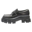 PRADA(プラダ)Monolith Ombre Brushed Leather Loafers 2DE129 3LMH F1089 モノリス ブラッシュドレザー 三角ロゴローファー ブラック ブランド PRADA 品名 Monolith Ombre Brushed Leather Loafers 2DE129 3LMH F1089 モノリス ブラッシュドレザー 三角ロゴローファー ブラック 表記サイズ 9 サイズガイドはコチラ 実寸 アウトソール：31.5センチ ワイズ：11.2センチ ヒール：6.2センチ 素材表記 表記無し/原産国：イタリア製 カラー ブラック 商品状態 新品同様品または試着程度の使用感有り 左足アッパーつま先にスレ有り 付属品：写真に写っているものがすべてになります。 備考：- 商品番号 3024C310019※お問い合わせの際は、こちらの商品番号をお伝えいただくとスムーズです。 注意事項 ※掲載商品は実店舗等で同時販売しており、欠品になる場合がございます。 恐れ入りますがその際はキャンセルとなりますため、予めご了承くださいませ。 ※原則、お客様都合でのキャンセル・返品はお受けできません。 ≪返品について詳しくはこちらをご覧くださいませ。≫ ご利用の際はショッピングガイドを必ずご一読の上、ご購入へお進みくださいませ。 状態ランク S N 新品〜未使用品 新品未開封品になります。 S 新品同様品または試着程度の使用感があります。 A 使用感の少ない比較的状態の良い中古品になります。 B 着用感があり若干の汚れ・ダメージが見受けられる中古品になります。 C 汚れ・ダメージが多数見受けられ難がある中古品になります。 【取扱店舗】 BRING 新宿店 TEL: 03-5341-4510 このブランドの他の商品を見る