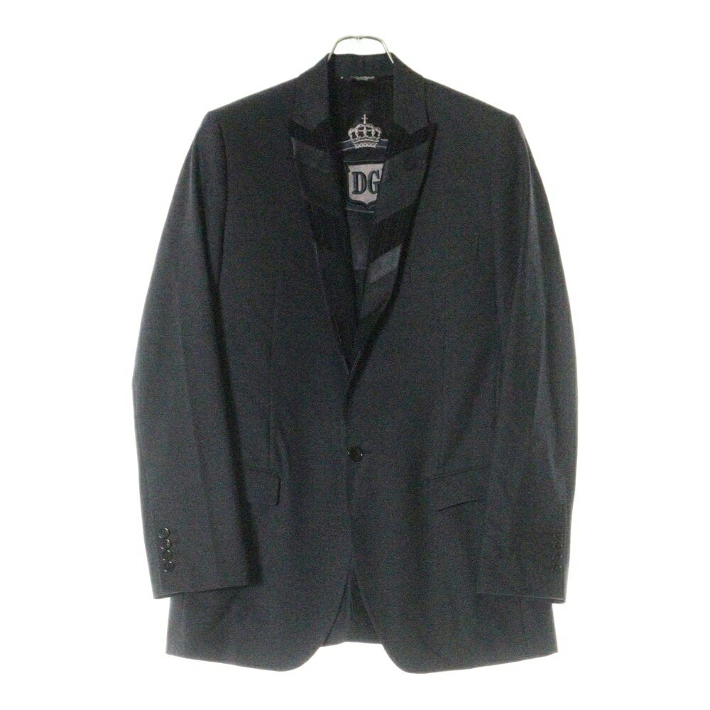 DOLCE & GABBANA(ドルチェアンドガッバーナ)裏地ロゴワッペン ラペル切り替え 1B シングルテーラードジャケット ブラック ブランド DOLCE & GABBANA 品名 裏地ロゴワッペン ラペル切り替え 1B シングルテーラードジャケット ブラック 表記サイズ 48 サイズガイドはコチラ 実寸 平置き採寸 着丈：75.5センチ 身幅：50.5センチ 肩幅：42.5センチ 袖丈：63センチ 素材表記 画像参照/原産国：イタリア製 カラー ブラック 商品状態 若干の使用感有り 香水の匂い有り 付属品：写真に写っているものがすべてになります。 備考：- ※撮影されていないダメージがある場合もございます。画像をご用意いたしますので、お気軽にご相談くださいませ。 ※商品本体の状態についての掲載となります。付属品の品質や状態は掲載には含まない場合がございますので、ご不明点がございましたらお問合せくださいませ。 商品番号 9225H070378※お問い合わせの際は、こちらの商品番号をお伝えいただくとスムーズです。 注意事項 ※掲載商品は実店舗等で同時販売しており、欠品になる場合がございます。 恐れ入りますがその際はキャンセルとなりますため、予めご了承くださいませ。 ※原則、お客様都合でのキャンセル・返品はお受けできません。 ≪返品について詳しくはこちらをご覧くださいませ。≫ ご利用の際はショッピングガイドを必ずご一読の上、ご購入へお進みくださいませ。 状態ランク A N 新品～未使用品 新品未開封品になります。 S 新品同様品または試着程度の使用感があります。 A 使用感の少ない比較的状態の良い中古品になります。 B 着用感があり若干の汚れ・ダメージが見受けられる中古品になります。 C 汚れ・ダメージが多数見受けられ難がある中古品になります。 【取扱店舗】 BRING 福岡天神店 TEL: 092-518-0967 このブランドの他の商品を見る