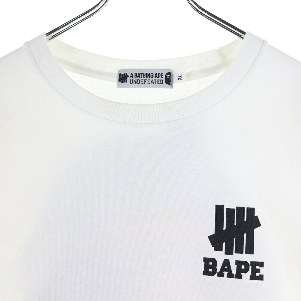 A BATHING APE(アベイシングエイプ) サイズ:XL ×UNDEFEATED バックプリント ロゴプリント エイプヘッド ホワイト 001TEG731906X【中古】【程度B】【カラーホワイト】【取扱店舗BRING京都河原町店】