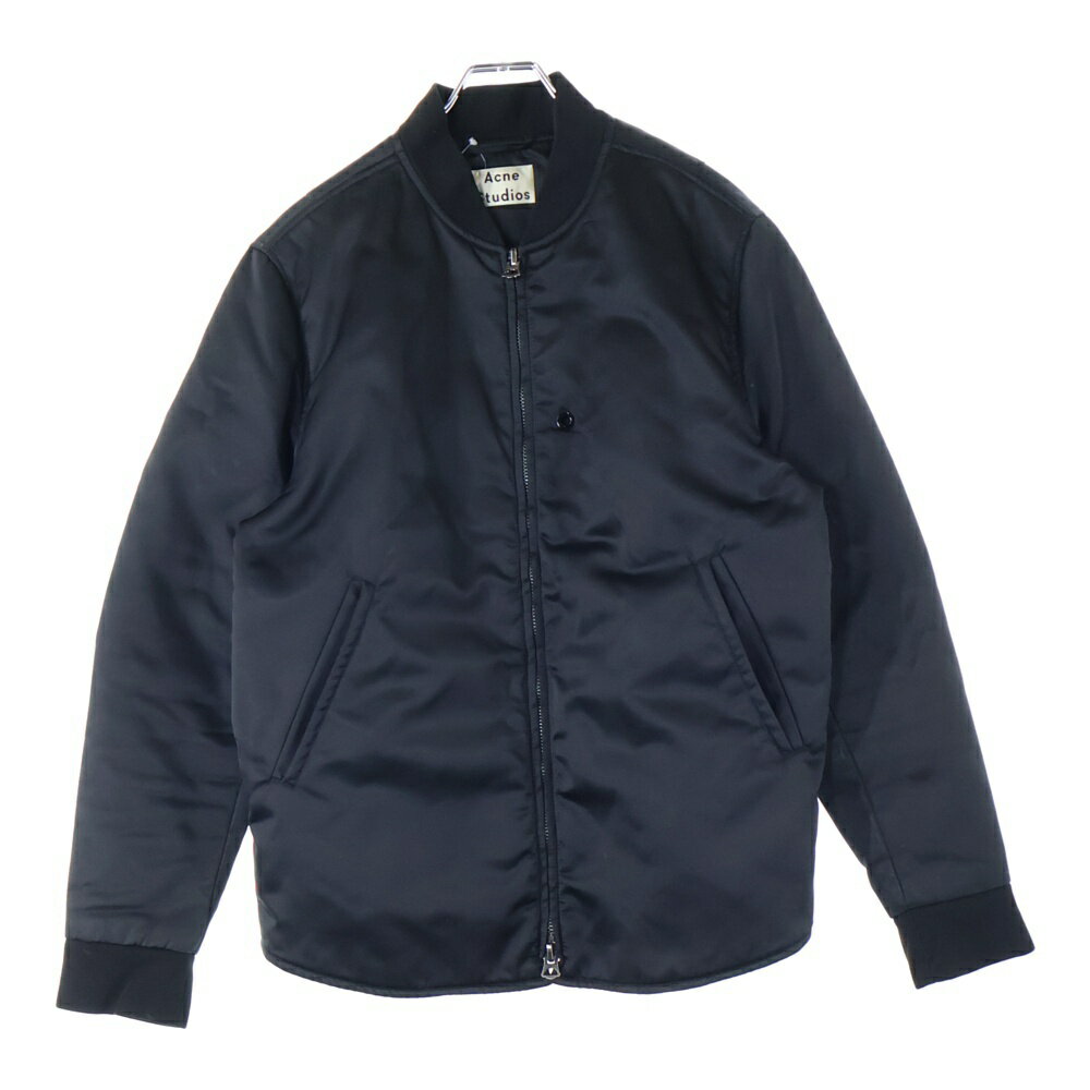 Acne Studios(アクネ ストゥディオズ)MYLON MATT PAW17 ジップアップ ナイロン ジャケット ブラック ブランド Acne Studios 品名 MYLON MATT PAW17 ジップアップ ナイロン ジャケット ブラック 表記サイズ 48 サイズガイドはコチラ 実寸 平置き採寸 着丈：65センチ 身幅：56センチ 肩幅：45センチ 袖丈：66センチ 素材表記 画像参照/原産国：ルーマニア製 カラー ブラック 商品状態 使用感有り 全体的にヨレ/毛羽立ち有り 襟周り/両袖口/裾周りにスレ有り ジッパー金具に小傷有り 付属品：写真に写っているものがすべてになります。 備考：- ※撮影されていないダメージがある場合もございます。画像をご用意いたしますので、お気軽にご相談くださいませ。 ※商品本体の状態についての掲載となります。付属品の品質や状態は掲載には含まない場合がございますので、ご不明点がございましたらお問合せくださいませ。 商品番号 1725K050022※お問い合わせの際は、こちらの商品番号をお伝えいただくとスムーズです。 注意事項 ※掲載商品は実店舗等で同時販売しており、欠品になる場合がございます。 恐れ入りますがその際はキャンセルとなりますため、予めご了承くださいませ。 ※原則、お客様都合でのキャンセル・返品はお受けできません。 ≪返品について詳しくはこちらをご覧くださいませ。≫ ご利用の際はショッピングガイドを必ずご一読の上、ご購入へお進みくださいませ。 状態ランク B N 新古品：未使用または未開封品 S 新古品：タグ付きや未使用に近いUSED品 A 中古品：使用感の少ない商品 B 中古品：使用感がある商品 C 中古品：ダメージ・汚れが目立つ商品 【取扱店舗】 BRING 梅田茶屋町店 TEL: 06-7176-3865 このブランドの他の商品を見る