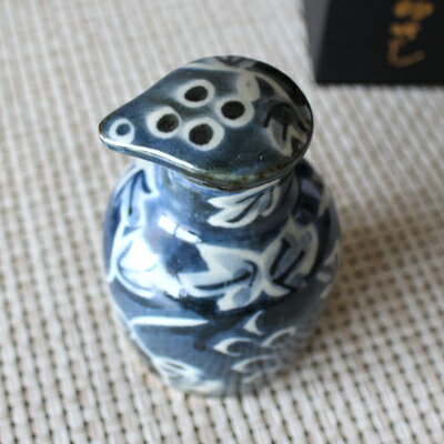 醤油さし 液だれしない 楽らく醤油さし(染付ぶどう) 100cc 【有田焼 しょうゆさし 小さい 紺 陶器】