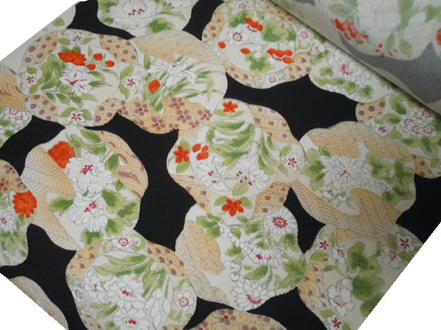 正絹（シルク）日本製 縮緬黒地花皿小紋新反物はぎれ[1個サイズ布幅約36cm×10cm][注文個数の長さはぎれ][よりどり5個以上購入で追跡可能メール便送料無料]