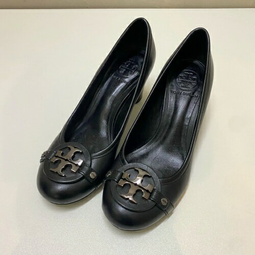 Tory Burch トリー バーチ ハイヒールパンプス ★商品について★ シンプルなデザインのアイテムです　　 付属品：無し ★コンディション★ 中古品の為若干の使用感がございます。予めご了承ください ★カラー★ ブラック ★サイズ★ 表記サイズ：表記なし　　 【日本サイズ：表記なし　　　 一般的な目安となります。 メーカーによって異なる場合がございますのでご注意ください。】　　　 実寸サイズ アウトソール：約22cm　 幅：約8cm　 高さ：約13cm　 ヒール：約6cm　 ★素材★ レザー