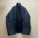 JILSANDER+ Mackintosh ジルサンダープラス　マッキントッシュ コットンゴム引き フィールドジャケット ★商品について★ アイコニックなゴム引きコットンを使用した、ジル サンダーとのコラボレーションによるフィールドコート。 マッキントッシュコートを特徴付ける機能性はそのままに、ジル サンダーらしい心地よさにこだわったリュクスな仕立ての一着です。 手作業でシームテープが施されたゴム引きコットンに、イエローの裏地で端正なシルエットにアクセントを効かせました。 ★コンディション★ 襟内側アタリ、使用感有。 袖口、裾部分内側汚れ有。予めご了承ください。 ★カラー★ ブラック ★サイズ★ 表記サイズ：XS 平置き実寸サイズ 着丈：約68cm　 身幅：約62cm　 裄丈：約84cm　 ★素材★ コットン