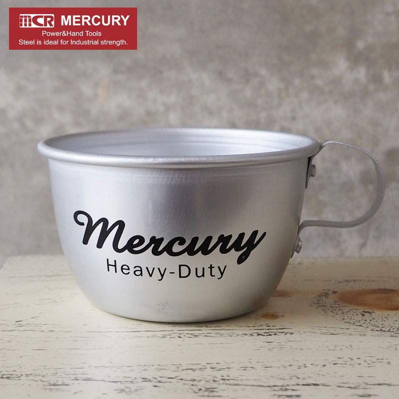 ▲その他の『Mercury』のアイテム一覧を見るブランド Mercury/マーキュリー 商品名 アルミMUG 商品説明 使う程に味が出るアルミ製のマグカップです。使い込む程に凹んだり、変色して経年劣化を楽しめる愛着のわくアイテム。 ブランド説明 古き良きアメリカのミッドセンチュリーなテイストを入れたポップでオシャレなアメリカン雑貨 素材 アルミニウム製 生産国 JAPAN 注意点 ※入荷時より細かなキズや凹みなどがある場合がございます。不良品ではございません。予めご了承の上お買い求めください。 ※直火では使用しないでください。 サイズ 約 H6cm × W12cm × D9.8cm　容量約300ml