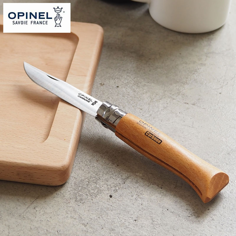 ▲その他の『OPINEL / オピネル』のアイテム一覧を見るブランド OPINEL オピネル ブランド説明 頑丈、素朴、機能的。世界中で最もシンプルなナイフは、1890年フランスのサヴォワ山中にある小さな村で産声を上げました。130年以上の間、OPINELは自然愛好家、料理人、登山家、ガーデニング、有名な芸術家や冒険家をはじめ、世界中のさまざまな人に愛され、選ばれています。 商品名 カーボン #8 製品説明 オピネルの代名詞である折り畳みナイフ。100年以上前の創業以来変わらない柄のデザインが特徴のフォールディングナイフは、扱いやすく、持ち運びに便利なので世界中のアウトドアユーザーに愛用されています。構造が簡単で、ロック機能もあり安全なうえ、値段もお手頃のためナイフの入門用として最適です。 サイズ ブレード 約85mm 重量 約46g 材質 素材：ブレード ハイカーボンスチール、ハンドル ブナ 生産国 France 製品について 天然木を使用しております。木の模様や木目などの個体差があります。製造時や輸送時につく小さなキズなどがある場合がありますが不良品ではございません。ご了承の上お買い求めください。