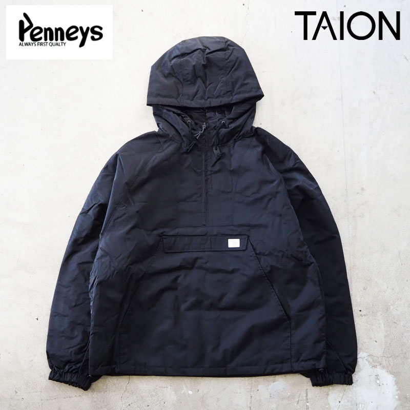 ▲その他の『 TAION / タイオン 』のアイテム一覧を見るブランド TAION × PENNEY'S タイオン ペニーズ 商品名 REVERSIBLE CLASSIC ANORAK ダウンジャケット ブランド説明 【TAION】 「TAION」のブランド名の由来は、TAION＝体温。 “クオリティーに対しての圧倒的コストパフォーマンスによる価値の追求 ”をスローガンとし、高品質で高機能なインナーダウンを幅広く展開しています。 色やサイズの豊富なバリエーションもTAIONの特徴です。 【PENNEY'S/ペニーズ】 JC PENNEYは、1902年にワイオミング州にてジェームズ・キャッシュ・ペニーらによって創業されました。JC PENNEYは、ゼネラルストアとして様々ブランドを生産、販売してきました。1940年頃からは、BIG MACやPAY-DAY、TOWNCRAFTのストアブランドがリリースされ、その中の一つがPENNEYS LABELでした。1940~70年の約30年展開したストアブランド/PENNEYSを私達は、古着からデザインソースを学び快適で着心地のよい洋服を現代にプレビューし展開しています。 素材 表地:コットン60% / ナイロン40％ 裏面:ナイロン100%/ 中綿:ダウン95% / フェザー5% 製品説明 PENNEYS アノラックジャケットとTAIONの機能・デザインを融合させた一着。表面デザインは80年代のPENNEYアウターのアーカイブを元にアップデートしました。クラシックなアノラックに、ナイロン/コットン生地を採用することで、アウトドアとワークウェアに適した仕上がりとなっています。ラグランスリーブのシルエットが、頑丈な生地感でボリュームを演出しています。ディテールには、大きなフード、2WAYポケット、そして裾のドローコードが取り入れられており、シルエットに丸みを持たせることも出来ます。 生地のナイロンコットンウェザーは1970年代のアウトドアシーンで主力だった機能素材です。湿気を吸収するとコットンが膨張し、水分の浸入を防ぐ特徴があります。また通気性も優れており、耐摩耗性も高く、様々な気温や湿度の変化に柔軟に対応できます。1970年代当時のレトロな機能性素材といえます。 裏面は、軽量で柔らかいナイロンタフタ。クラシックなスタイルのスクエアーキルトを採用し、大ぶりなカンガルーポケット仕様。中綿には高品質な800FLPのダウンを使用しています。 注意点 ※こちらの商品は沖縄・離島への配送は不可です。 size 着丈 身幅 裄丈 -- Mサイズ 74cm 73cm 95cm -- Lサイズ 77cm 74.5cm 97.5cm -- ■　詳しい採寸方法はコチラから ▼　MODEL COMMENT / モデル着用感想　▼ オーナー岸本　身長177cm　体重81kg 着用サイズ:Lサイズ 丁度良いサイズ感でした。